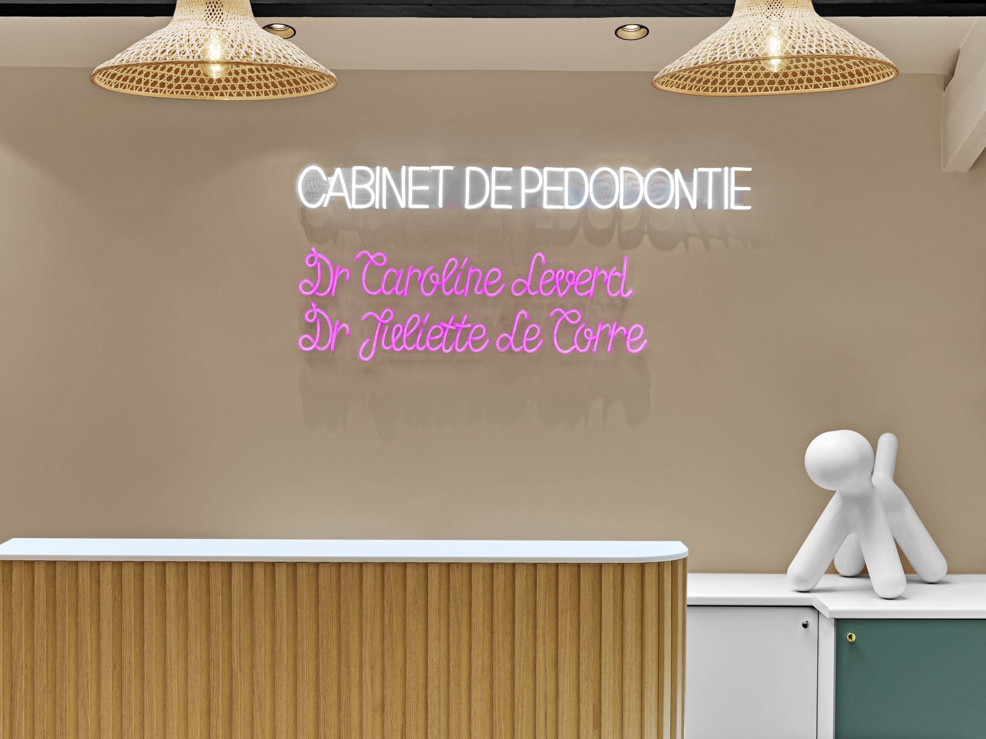 Banque d'accueil et néon Cabinet de Pédodontie