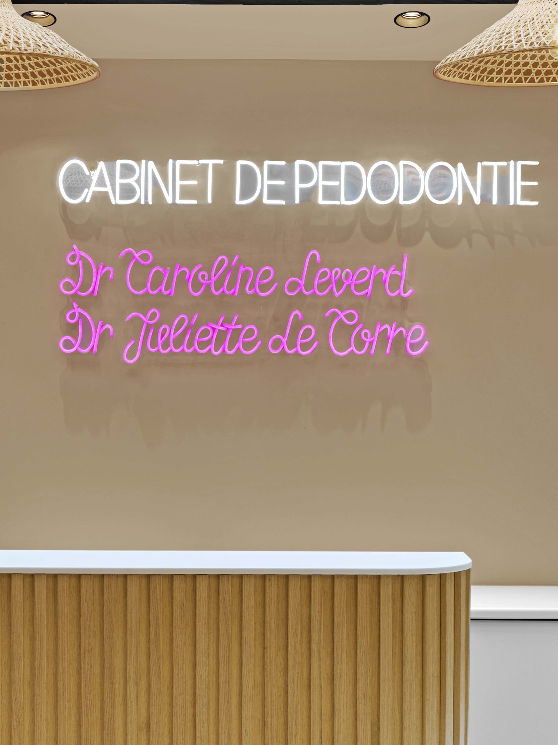 Détail vertical du néon et de la signalétique