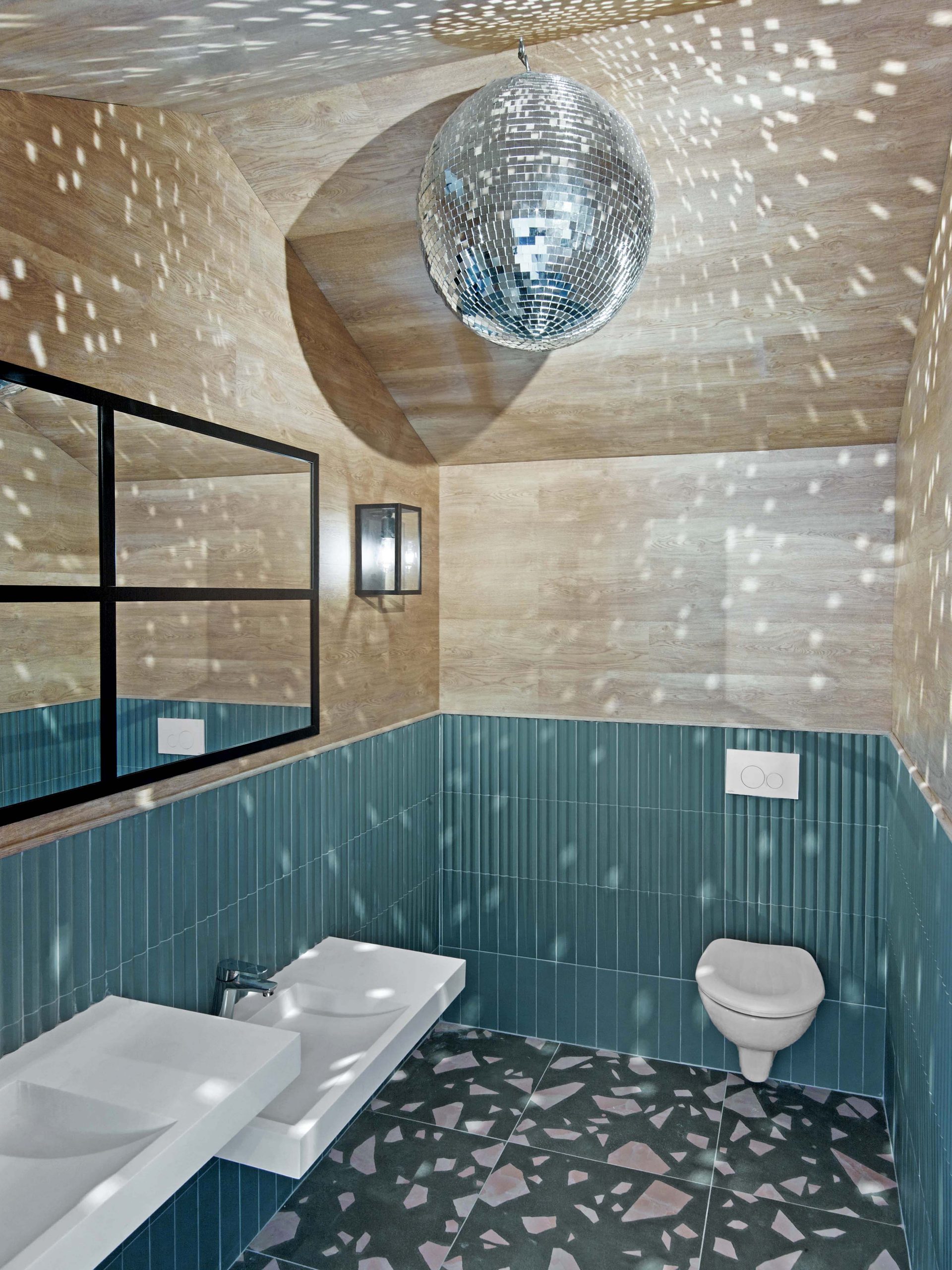 Sanitaires avec boule à facettes vue verticale