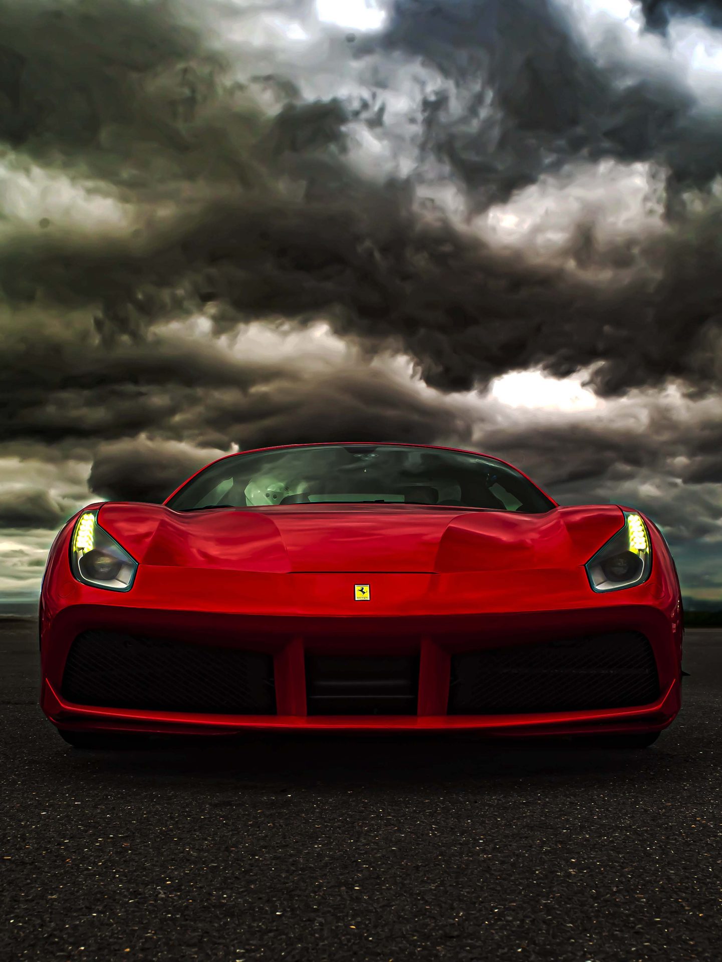 Ferrari 488 rouge vue de face avant centrée sous un ciel orageux dramatique en grand angle, optiques jaunes LED allumées