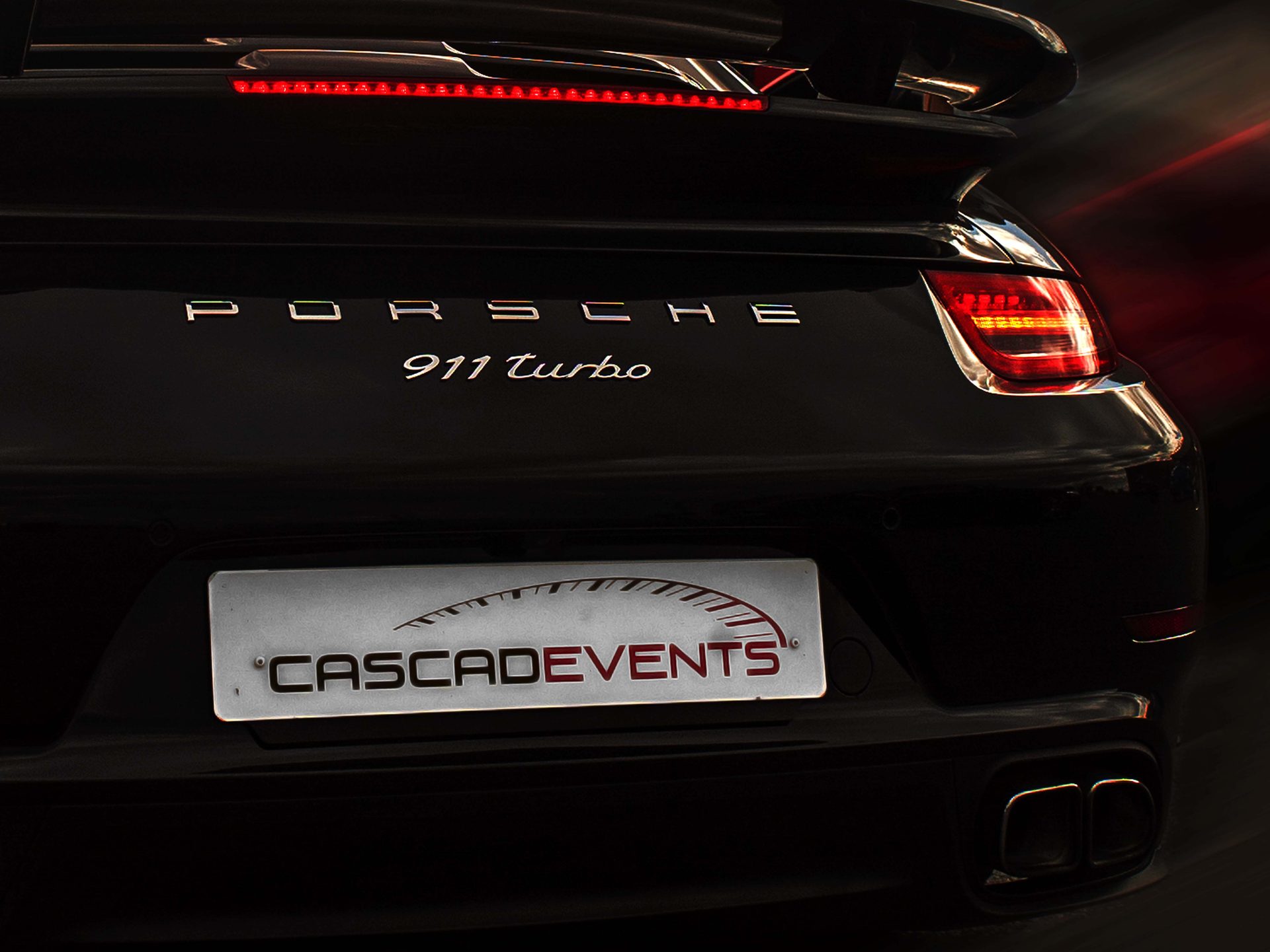 Cascadevents — séquence Porsche 911 Turbo 3/3, gros plan sur la plaque Cascadevents et le logotype, feux LED rouges