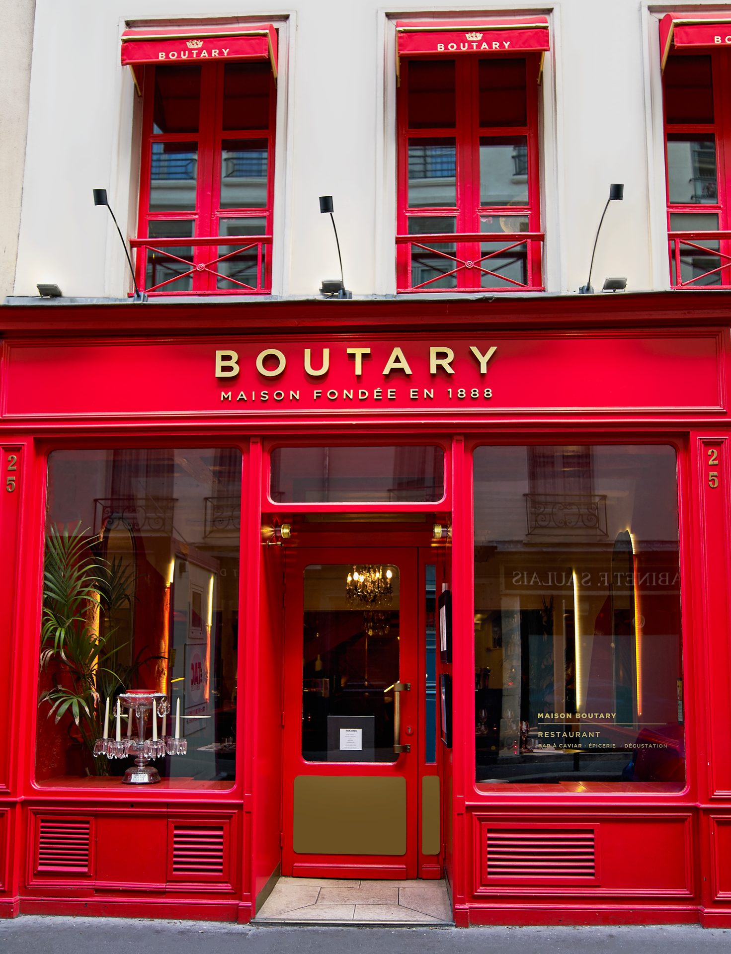 Boutary — vue 01 — devanture rouge laquée Maison fondée en 1888, façade complète sur rue Mazarine