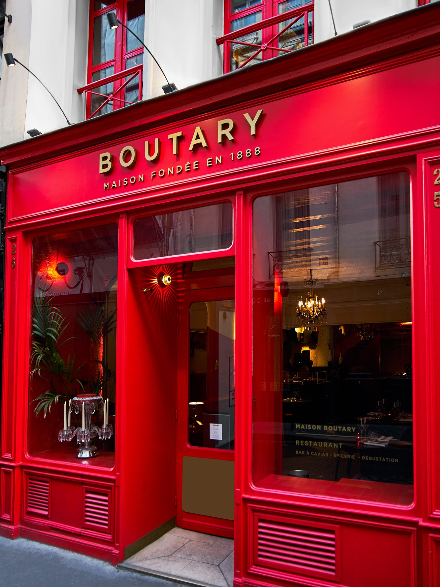 Boutary — vue 03 — devanture rouge plongée légère, entrée du restaurant gastronomique