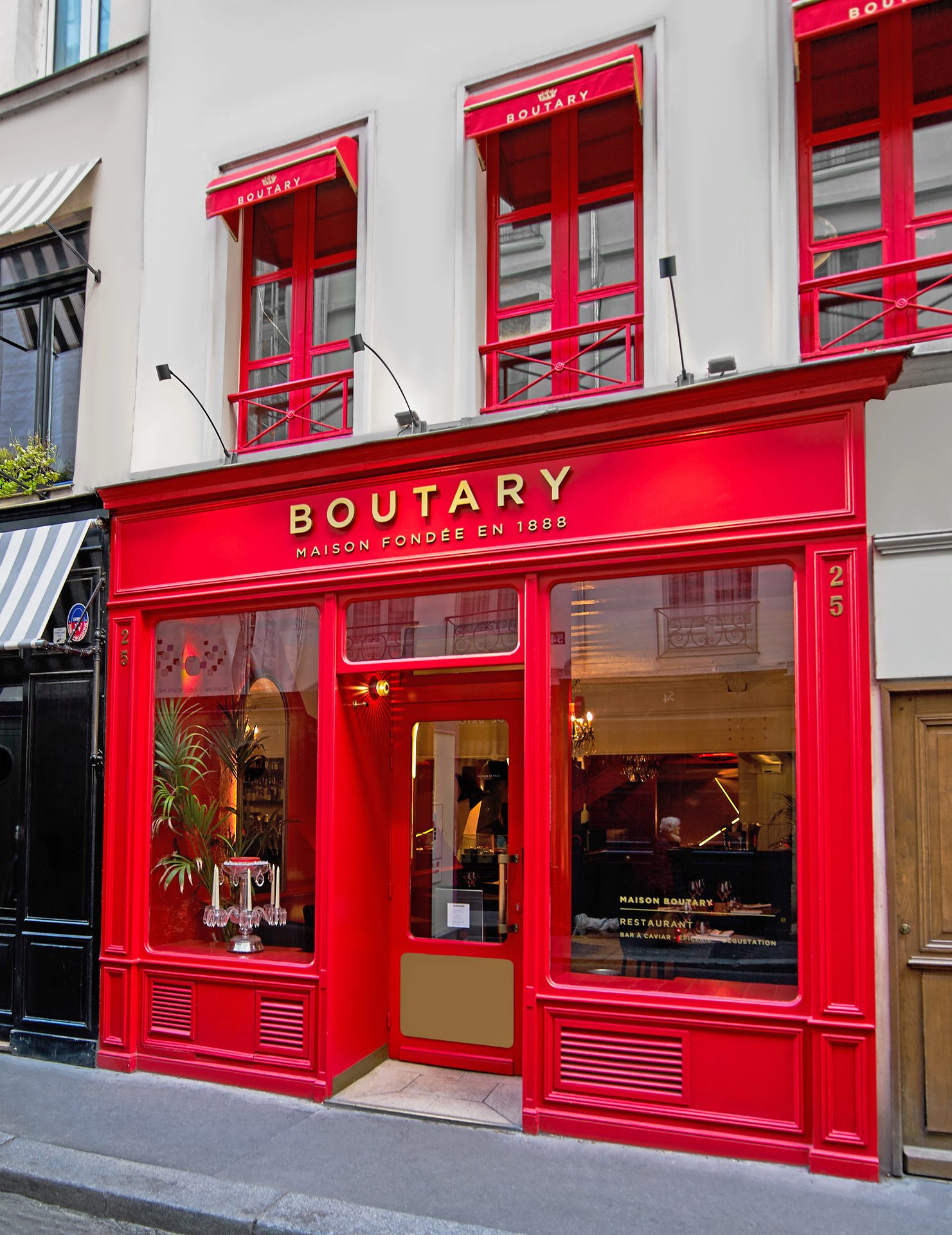 Boutary — vue 04 — devanture rouge dans son contexte rue Mazarine