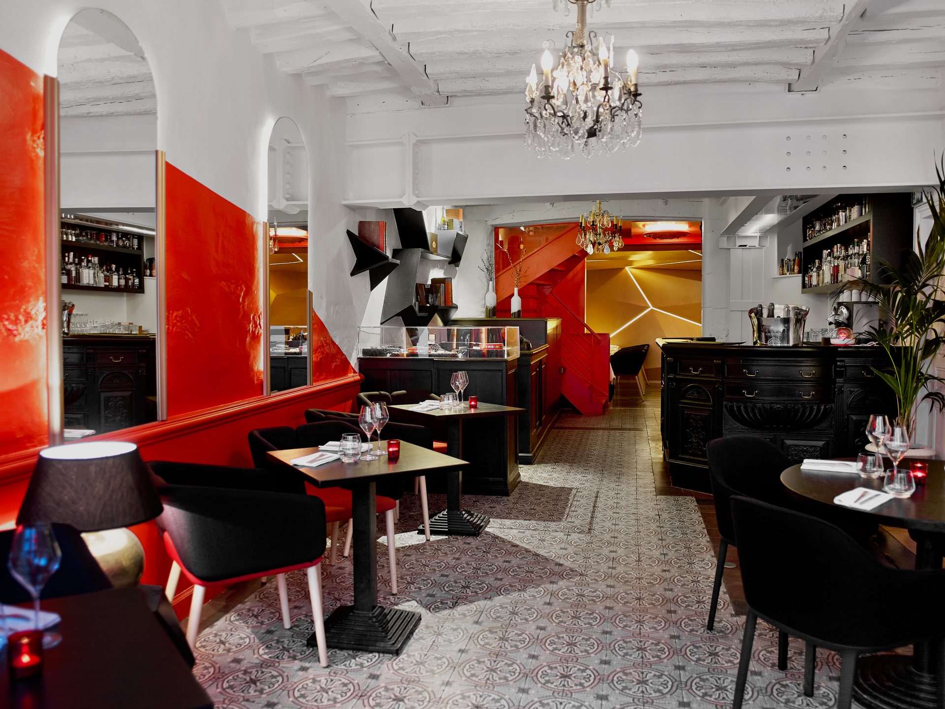 Boutary — vue 05 — salle rez-de-chaussée, rouge laqué, escalier rouge et candélabre central, bar à caviar
