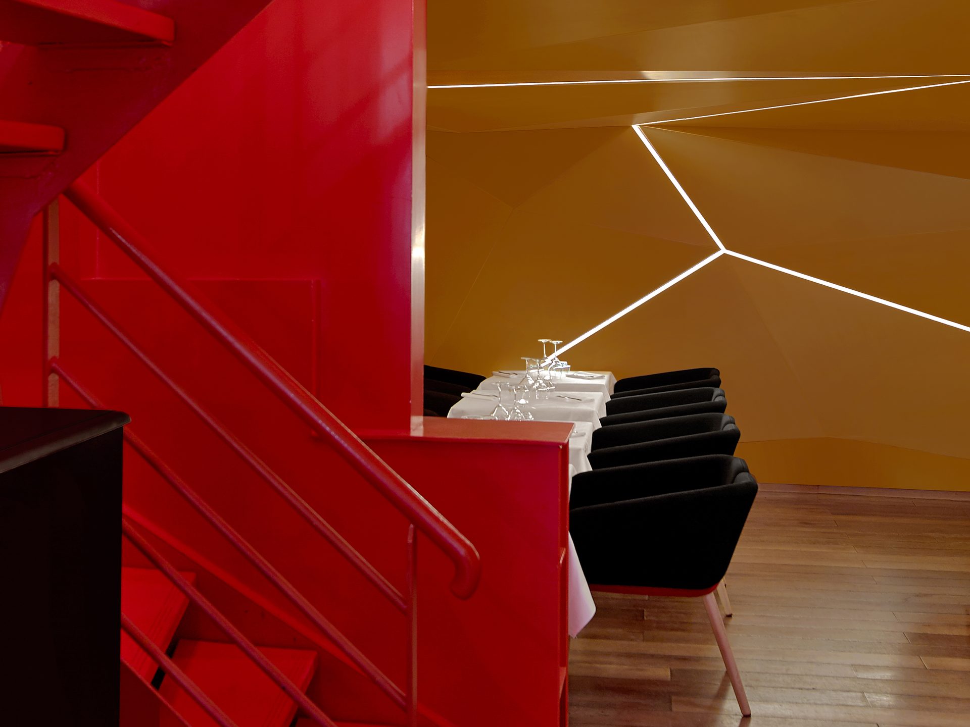 Boutary — vue 07 — transition entre rouge laqué et écrin doré, escalier descendant