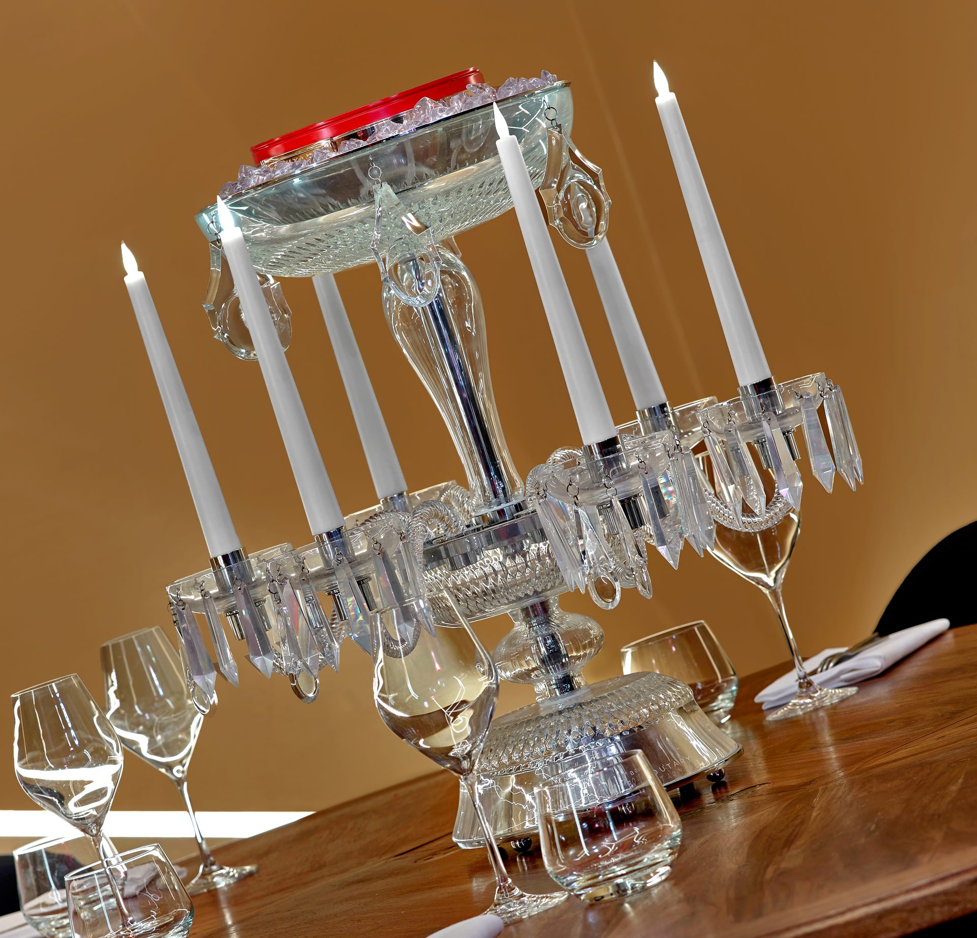 Boutary — vue 11 — sous-sol écrin doré, tables blanches dressées et fauteuils noirs