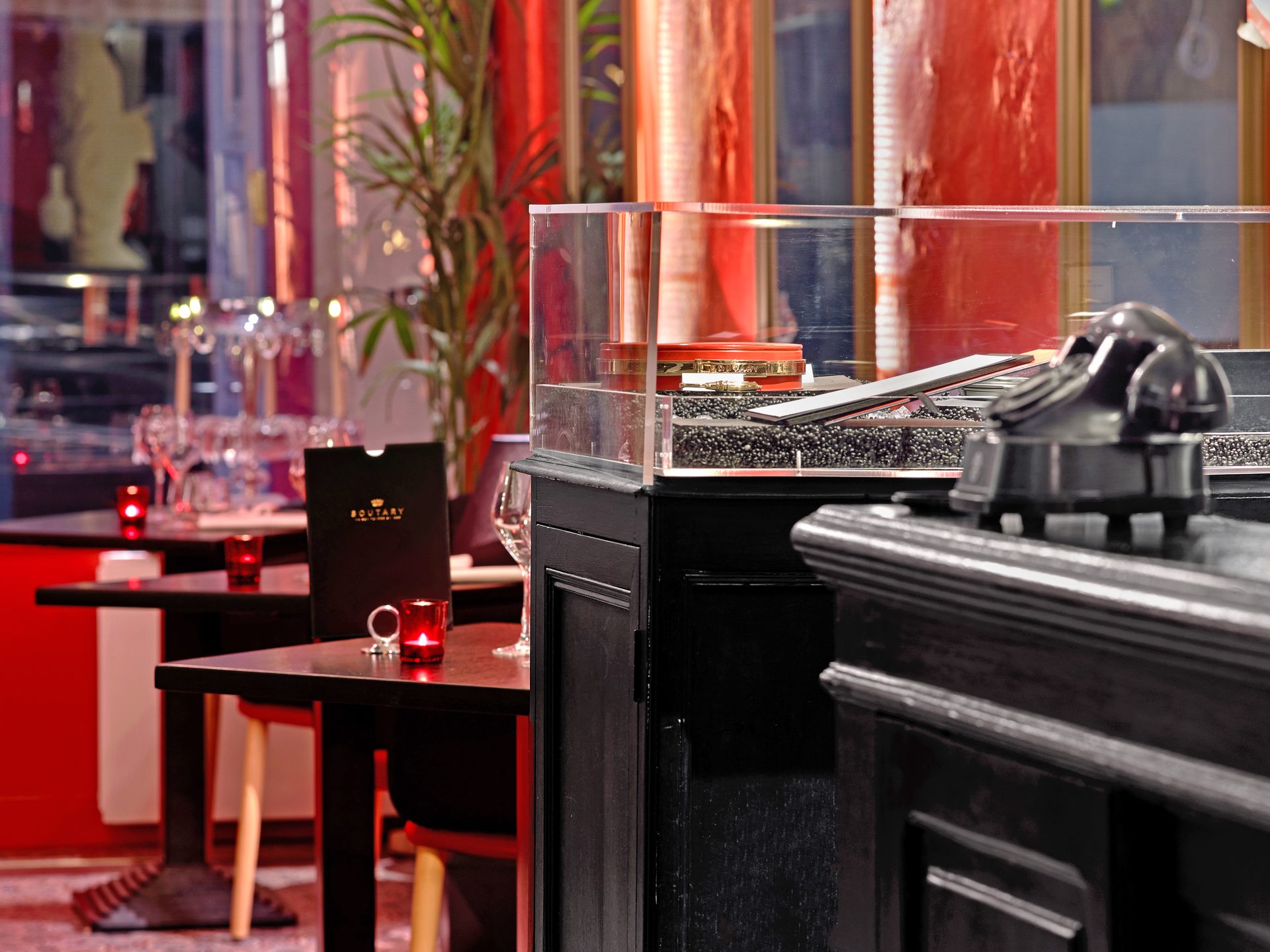 Boutary — vue 12 — détail candélabre cristal Baccarat-style avec boîte de caviar rouge en surplomb
