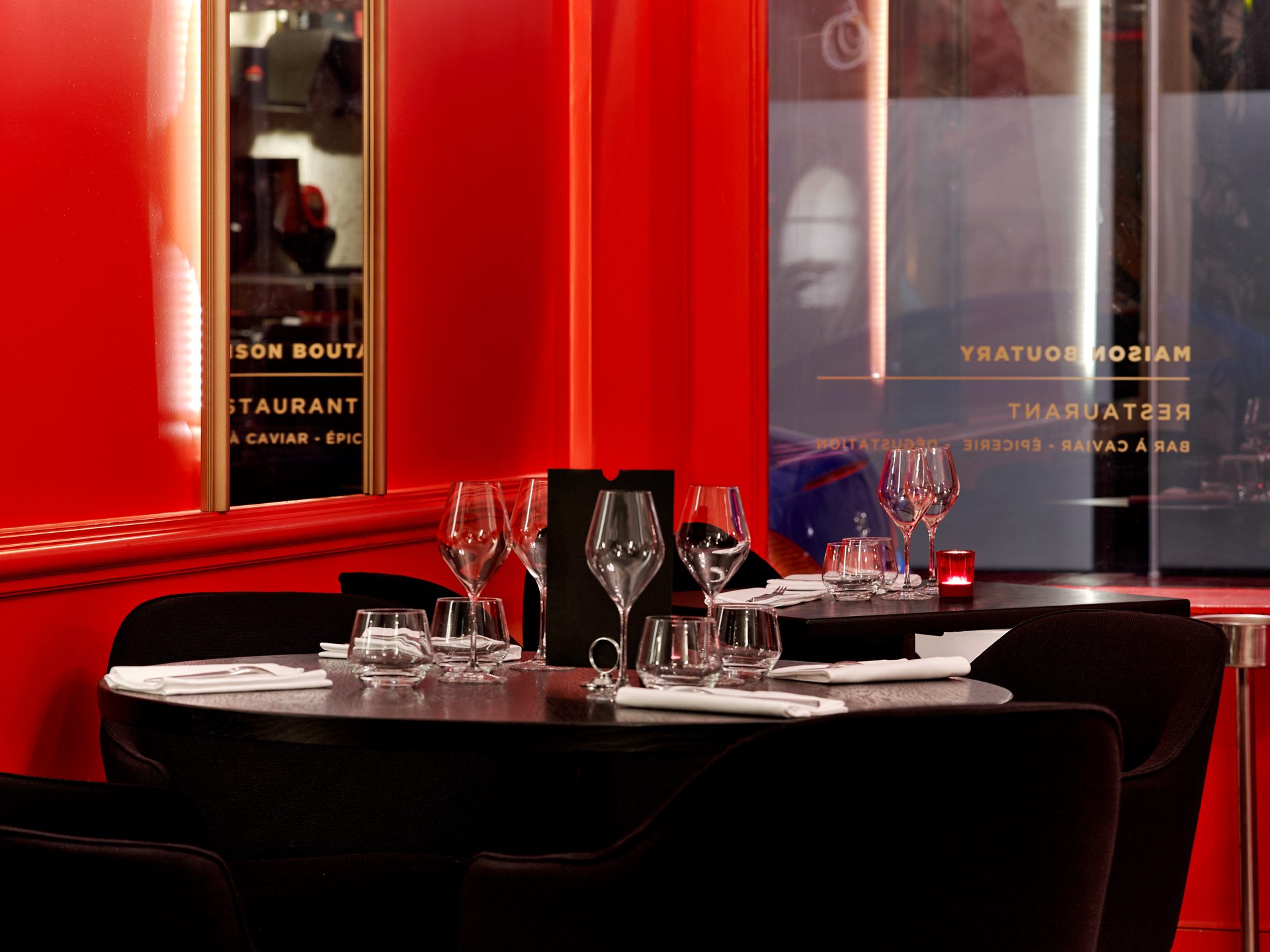 Boutary — vue 13 — bar à caviar, caviarothèque transparente et téléphone vintage noir