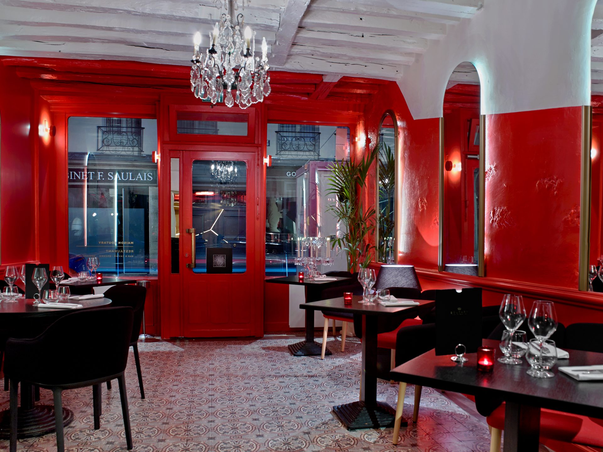 Boutary — vue 14 — table dressée verres cristal devant la devanture rouge laquée et miroir doré
