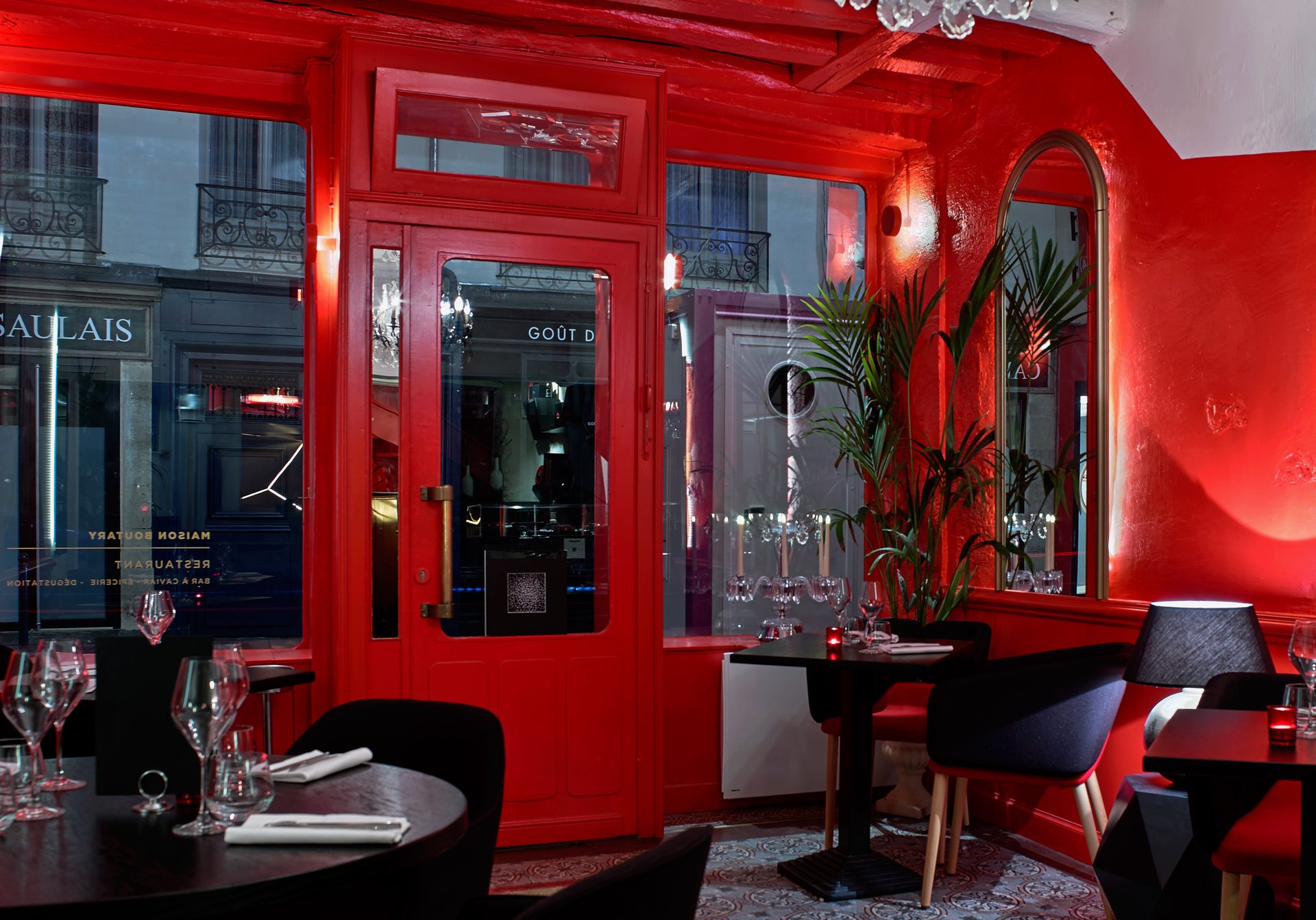 Boutary — vue 15 — salle rez-de-chaussée, chandelier de cristal et porte d'entrée rouge laquée