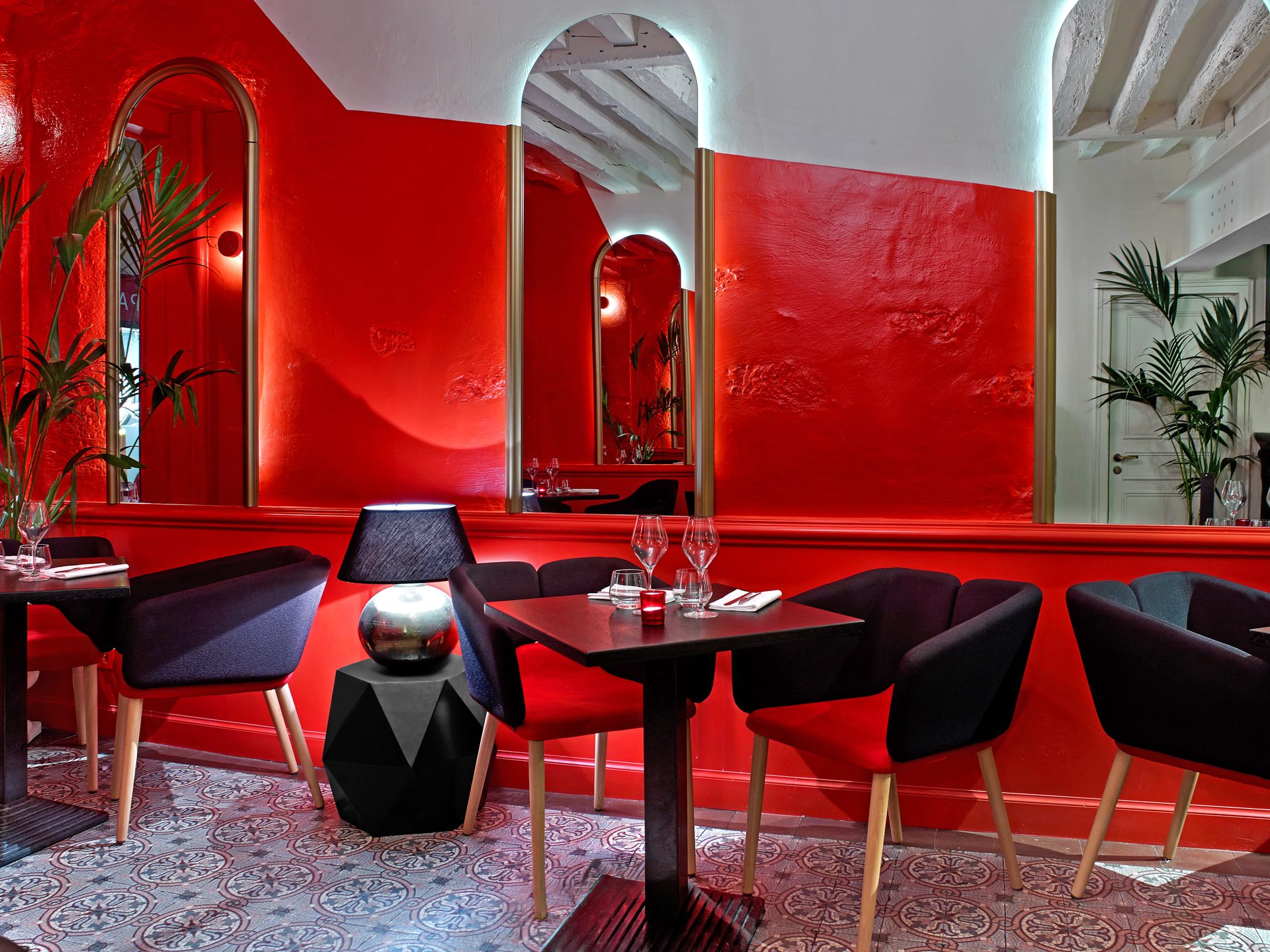 Boutary — vue 16 — salle rouge laquée avec miroirs en arches dorées et lampe sphère argent