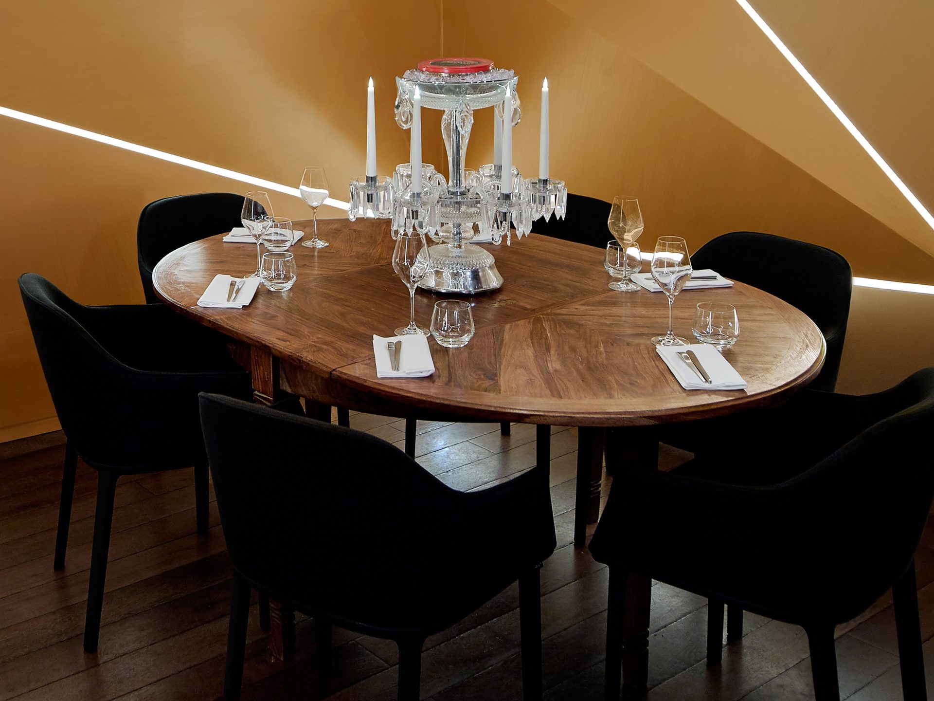 Boutary — vue 17 — sous-sol, table ronde bois et candélabre Baccarat-style au cœur de l'écrin doré