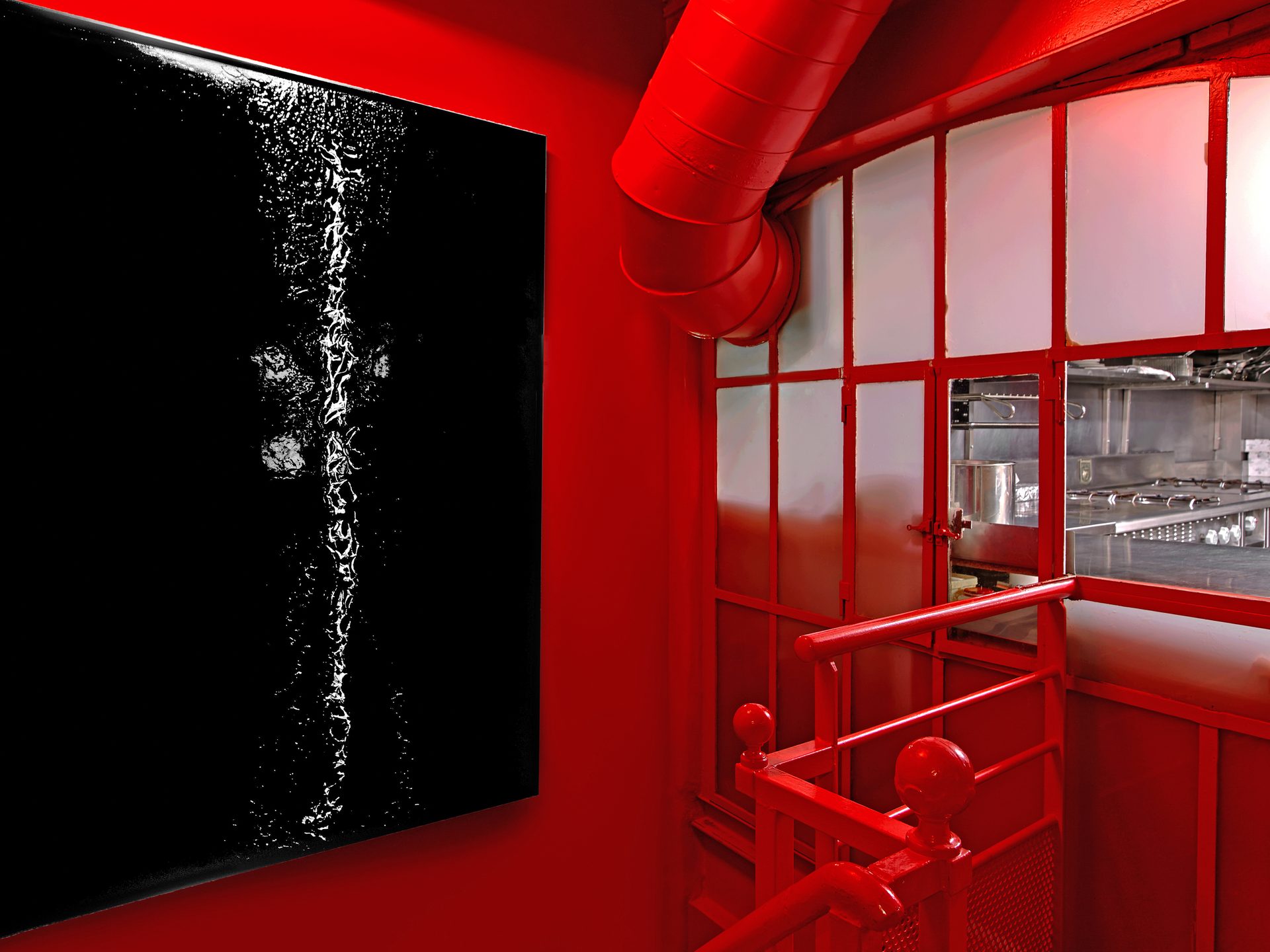 Boutary — vue 18 — vue vers le pass cuisine, toile noire au mur et gaine rouge laquée