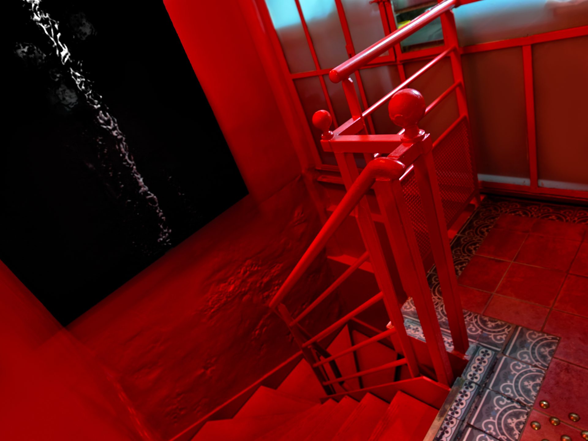 Boutary — vue 19 — escalier rouge laqué en plongée, toile noire kintsugi et carrelage ancien