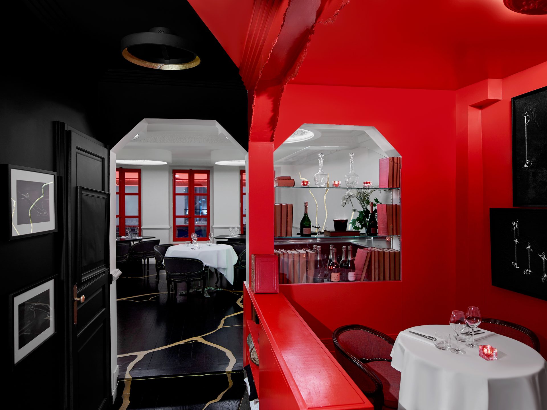 Boutary — vue 22 — articulation entre salle noire kintsugi et salon rouge intime, bar à champagne en vitrine rouge