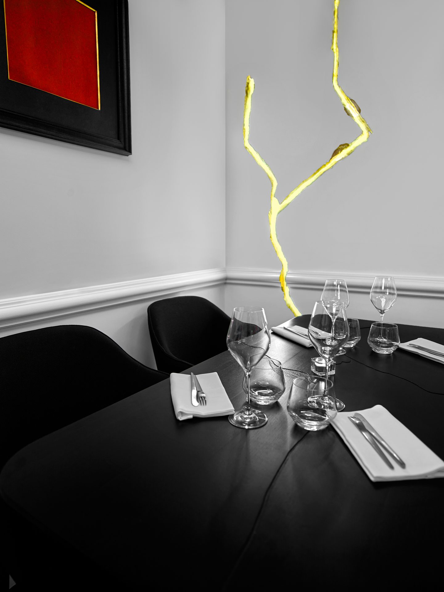 Boutary — vue 24 — table dressée pour deux, coulure kintsugi jaune verticale et toile rouge encadrée noir