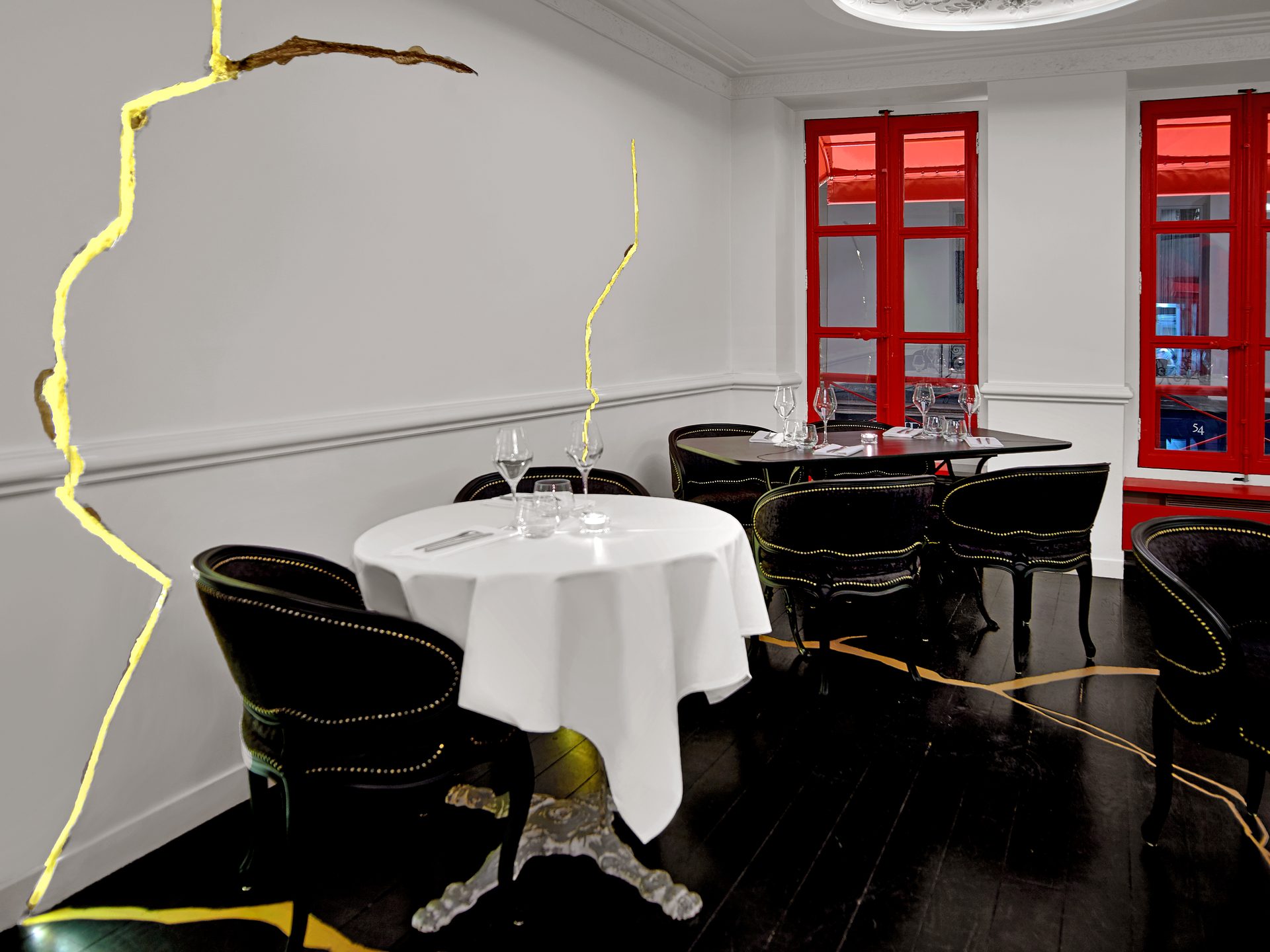 Boutary — vue 25 — salle blanche kintsugi, tables nappées blanc et fauteuils Louis XV noirs revisités