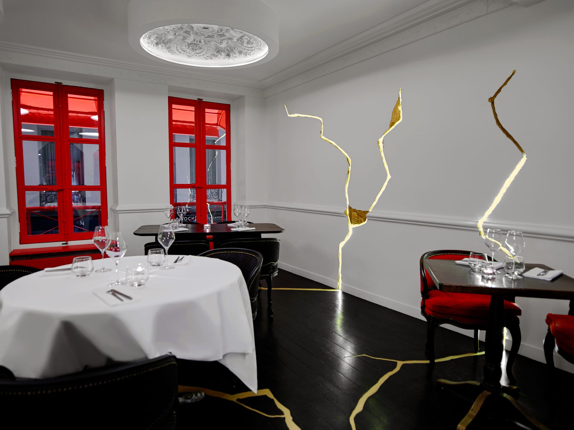 Boutary — vue 26 — salle blanche, rosace de plafond et trois coulures kintsugi or, parquet noir et fauteuils anciens noirs