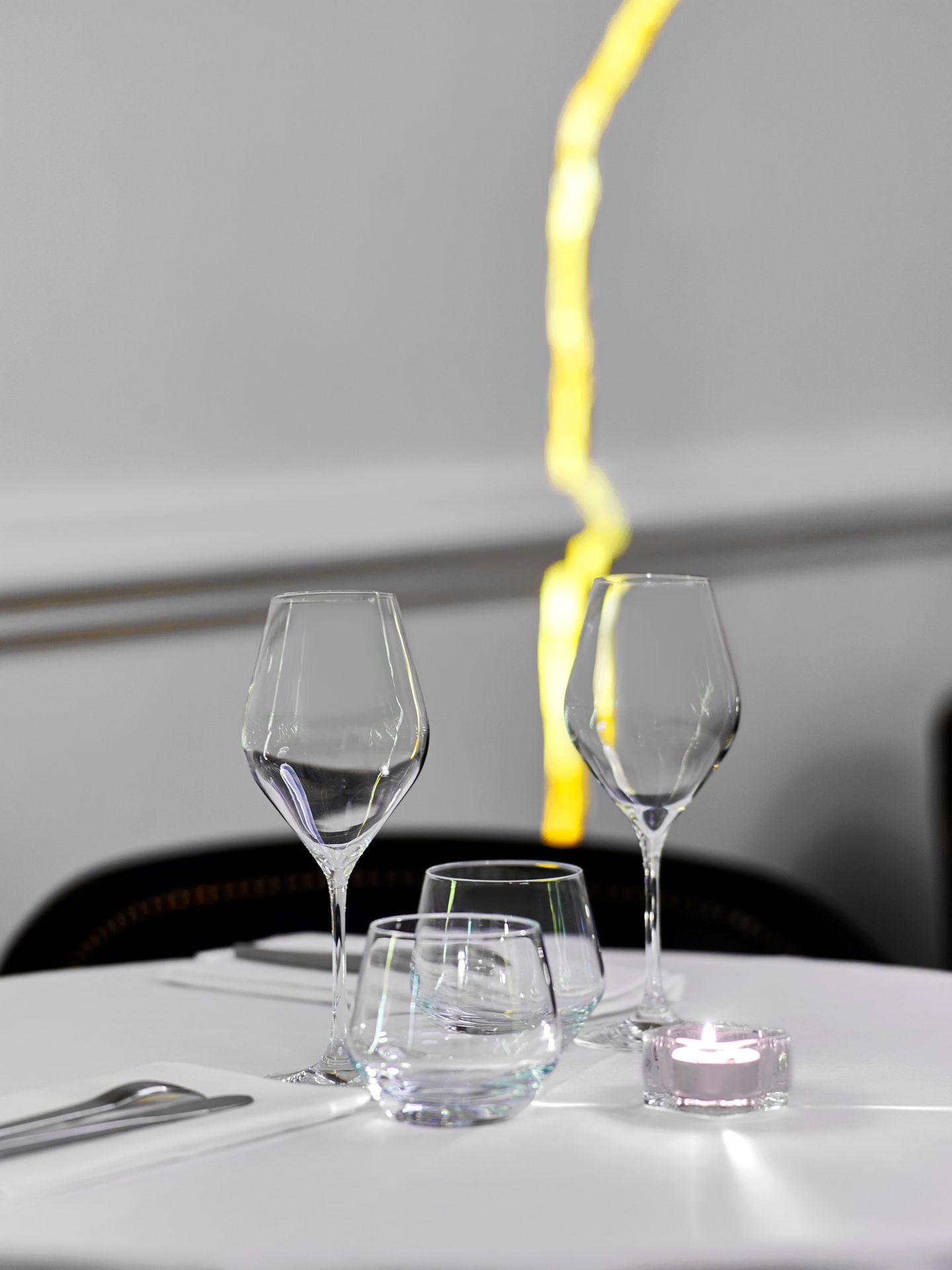 Boutary — vue 27 — détail dressage cristal et bougie, coulure kintsugi jaune verticale en arrière-plan