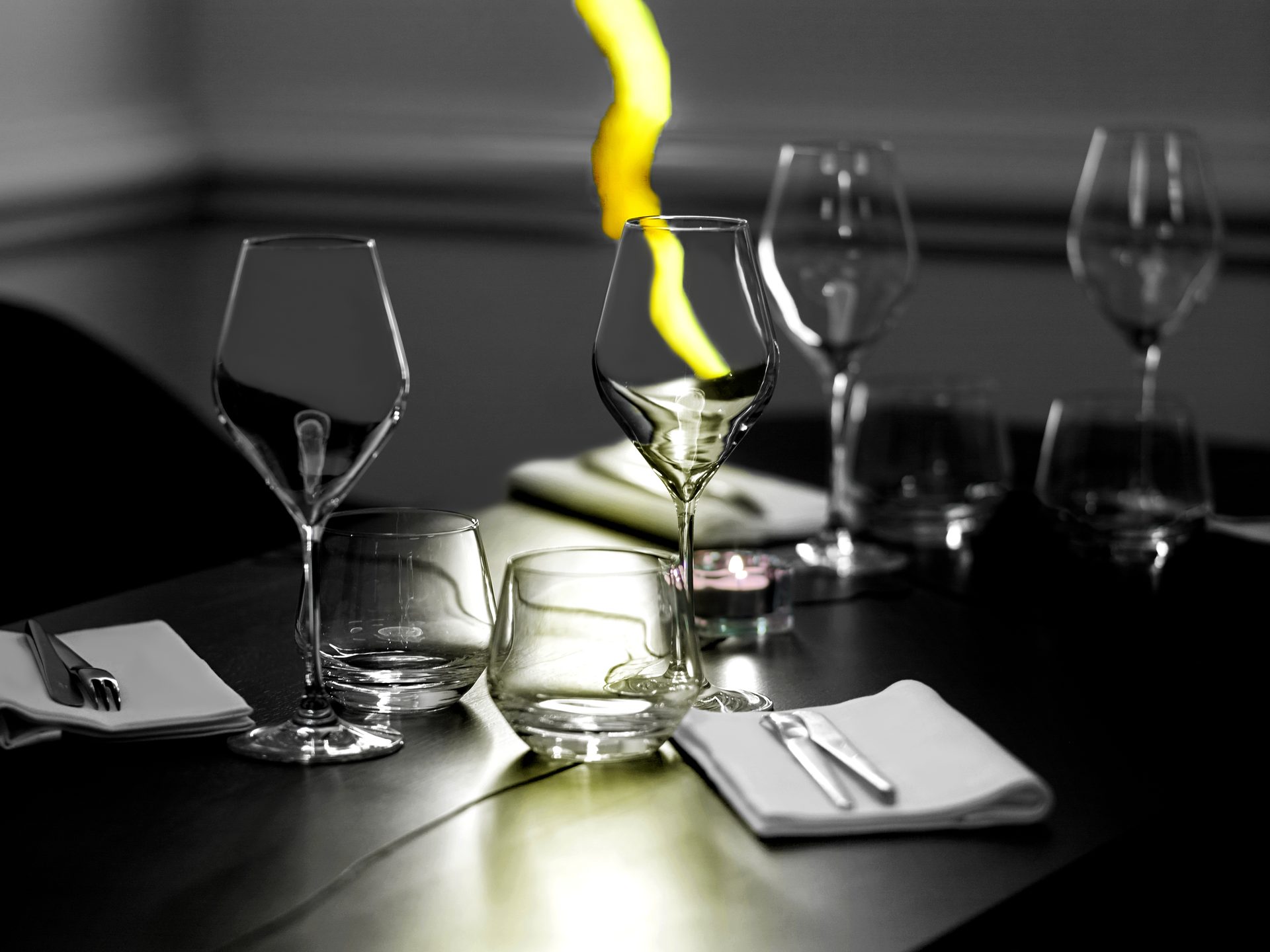 Boutary — vue 28 — détail nature morte sur table noire, verres et bougie au pied d'une coulure kintsugi or