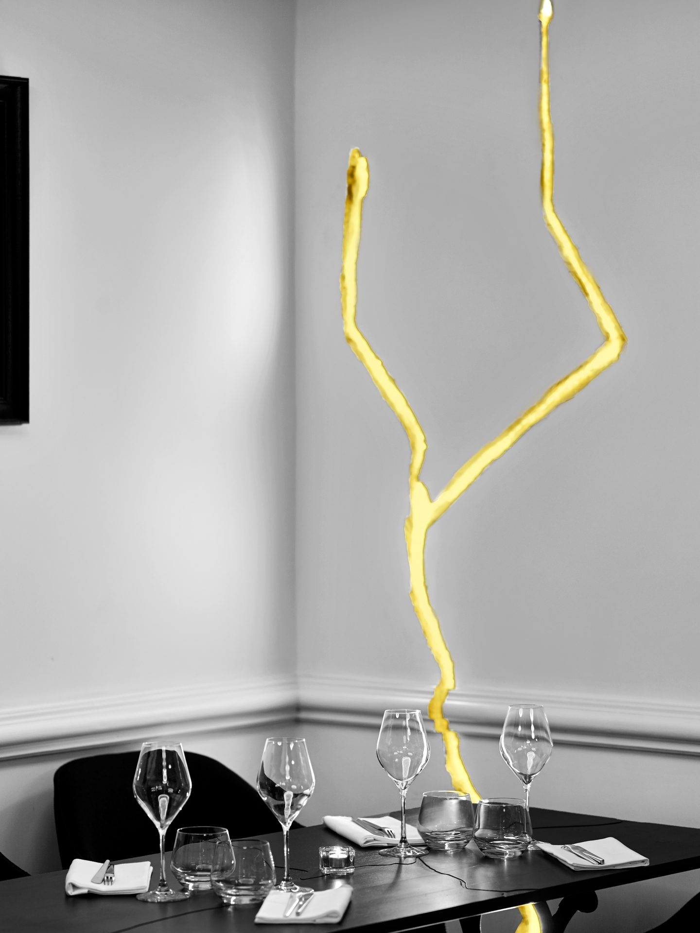 Boutary — vue 29 — sculpture coulure kintsugi or jaune dans angle, table dressée et toile noire encadrée