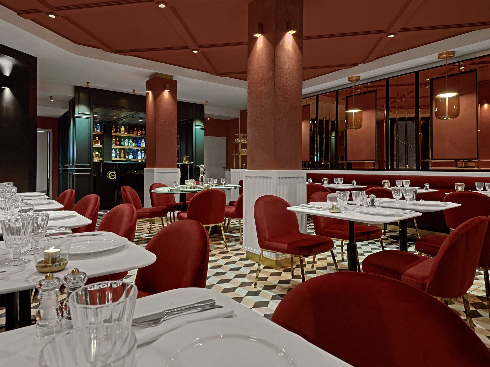 Salle rouge en plan large : plafond à caissons terracotta, colonne et bar G au fond