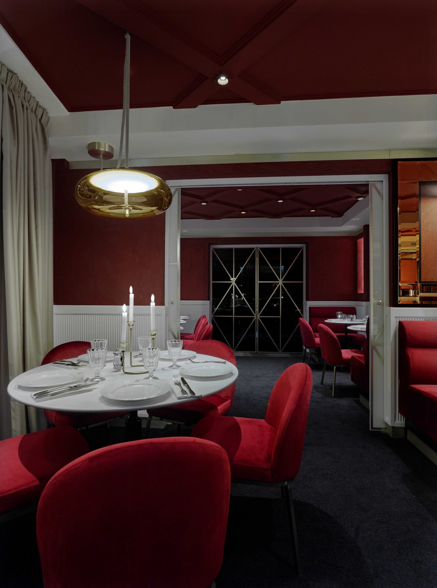 Guisé Trattoria — séquence portes salle rouge 2/3, portes coulissantes ouvertes sur la salle suivante en perspective