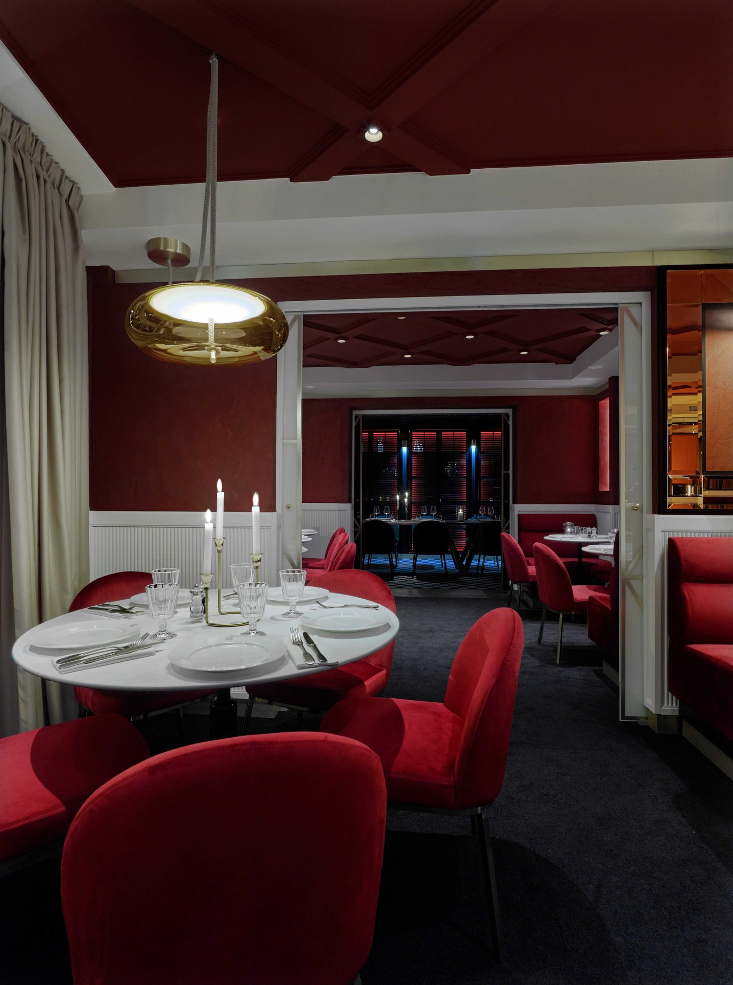Guisé Trattoria — séquence portes salle rouge 3/3, perspective complète ouverte sur le privatif noir aux stores rouges