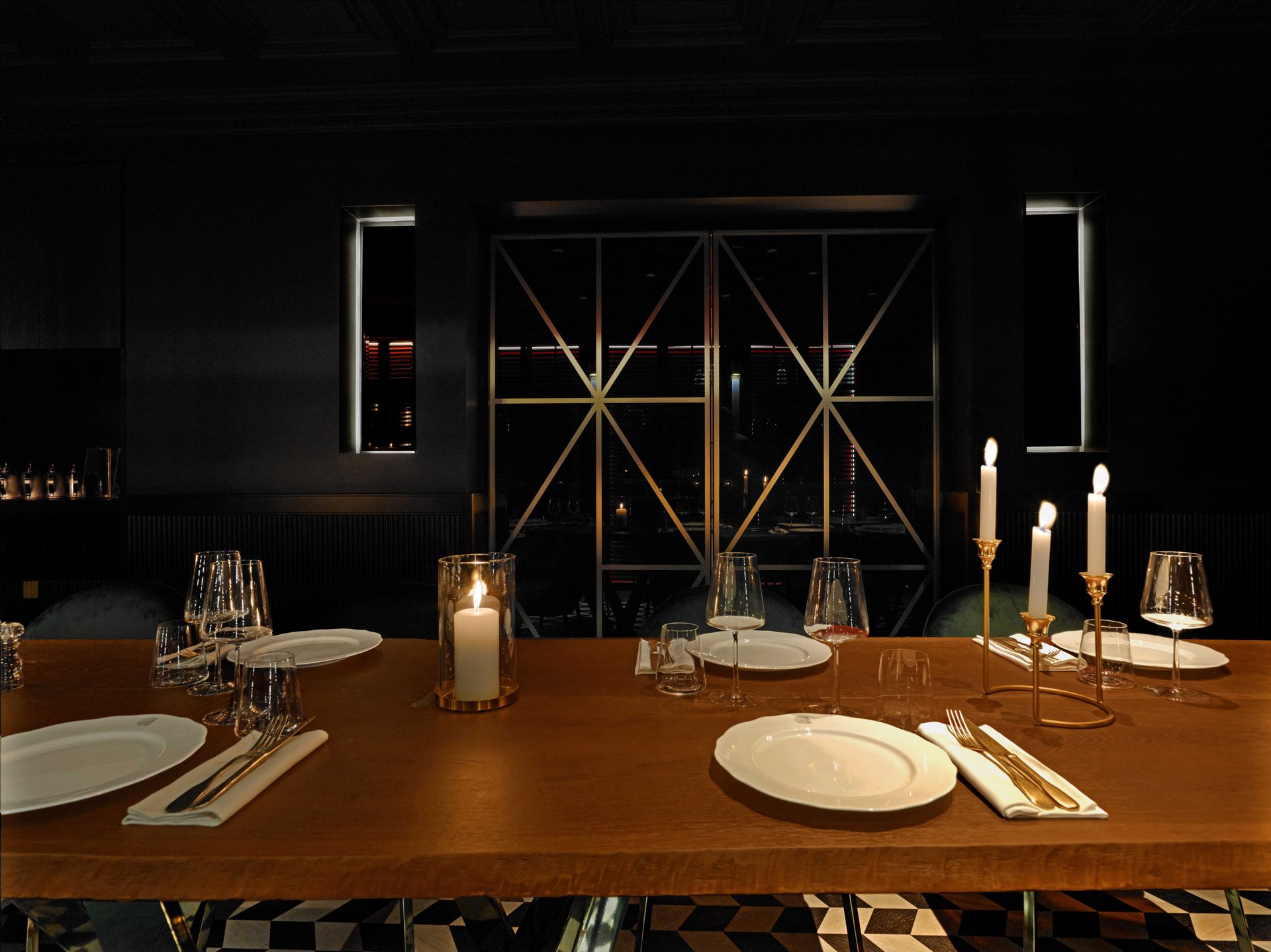 Guisé Trattoria — séquence privatif noir 3/3, fenêtre sur rue et store rayé visible, table de bois brut dressée