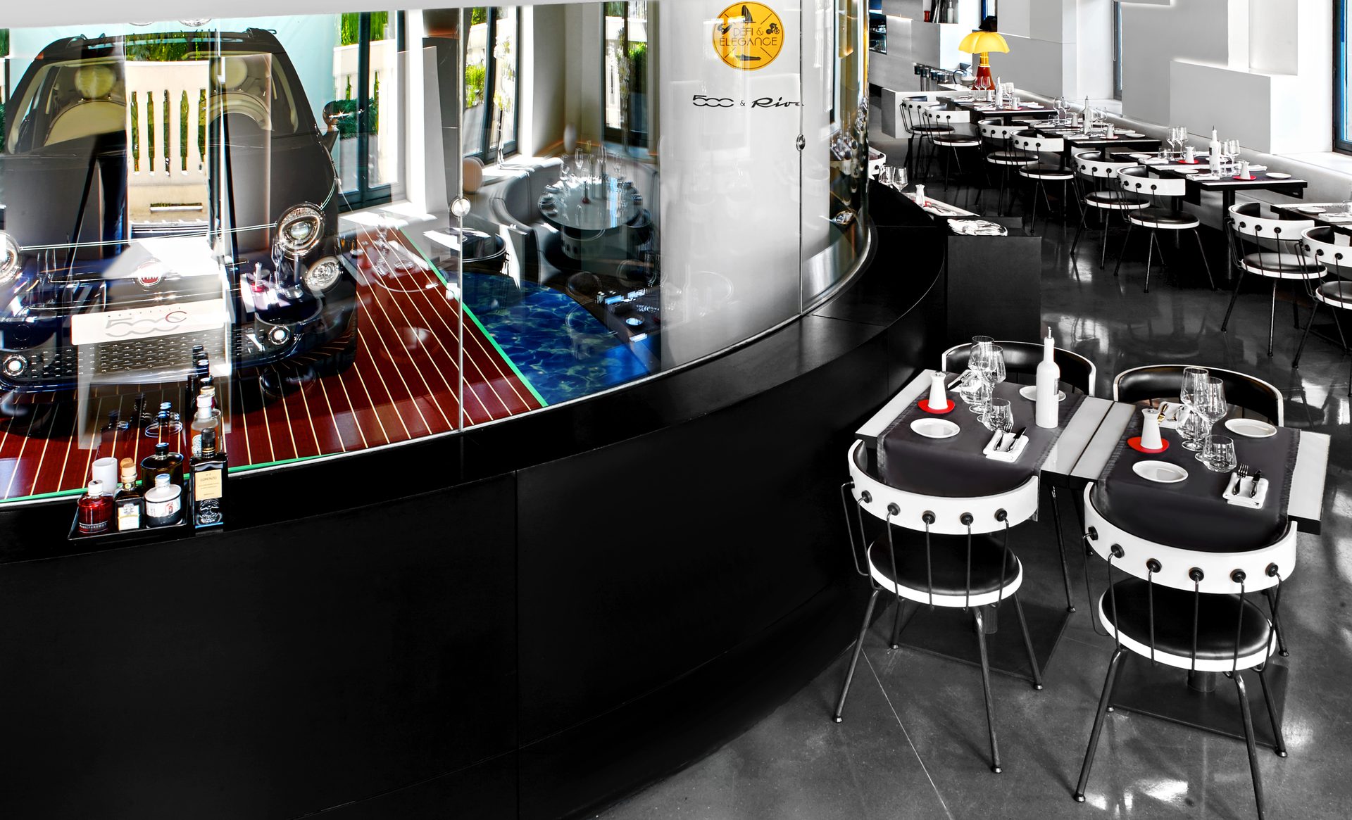 Nolita Paris — vue 17 — vue panoramique de la salle haute, enfilade des tables, sol miroir et alcôve Fiat 500 & Riva en arrière-plan