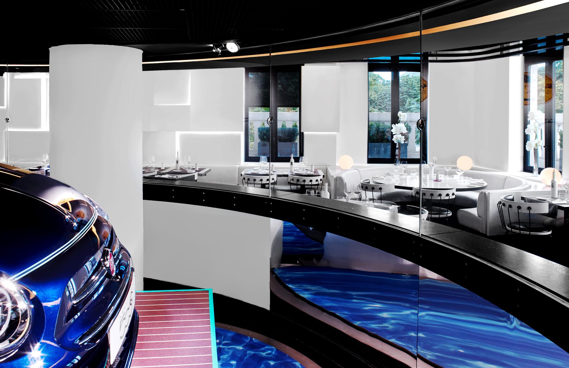 Nolita Paris — vue 38 — alcôve Fiat 500 grand angle, Fiat 500C cabriolet noire sur plancher acajou rayé blanc, miroirs courbes reflétant les fenêtres de la salle