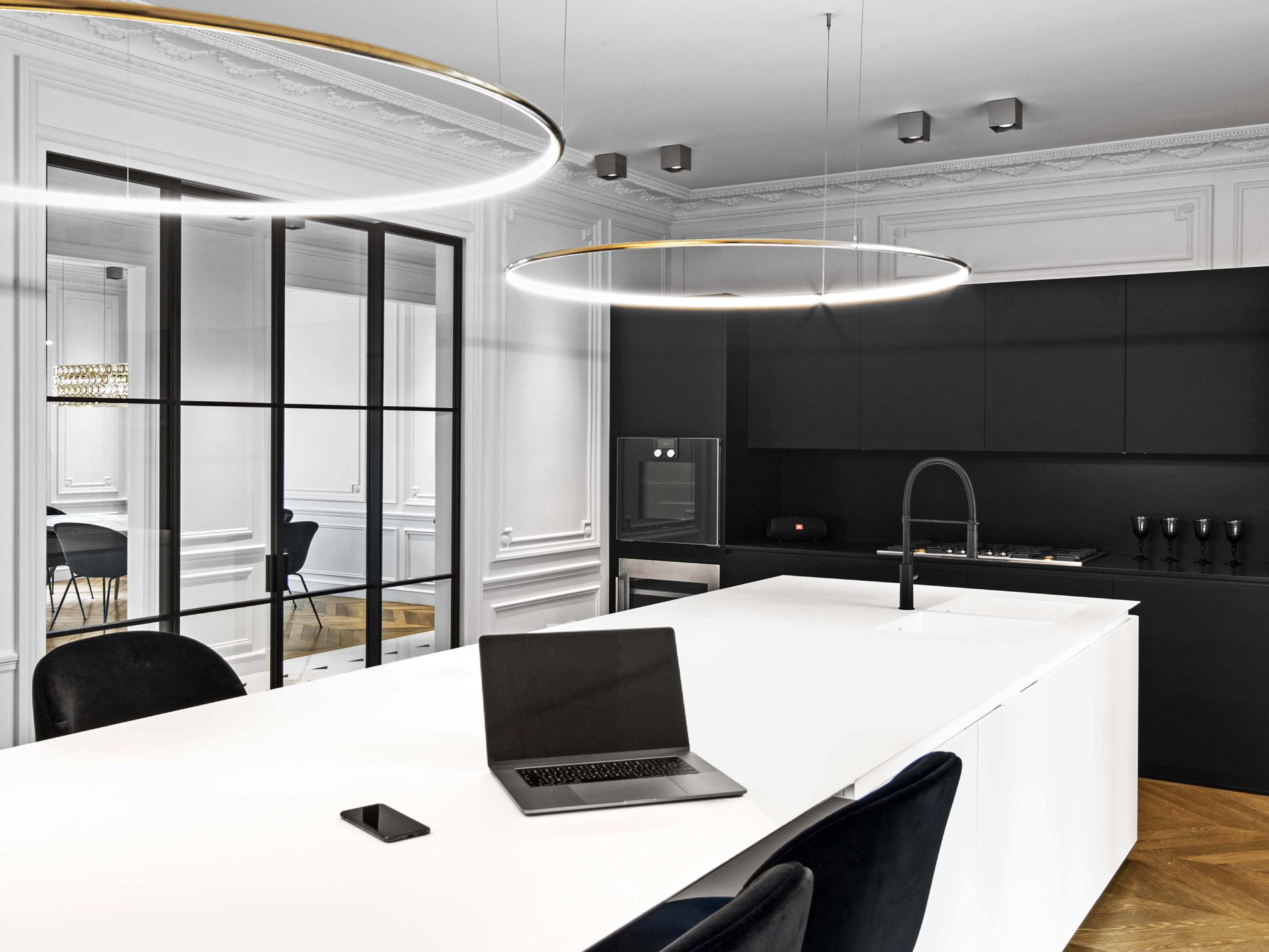 Appartement au Trocadéro — vue 17 — cuisine ouverte, îlot blanc, plan de travail, verrière atelier vers la salle à manger