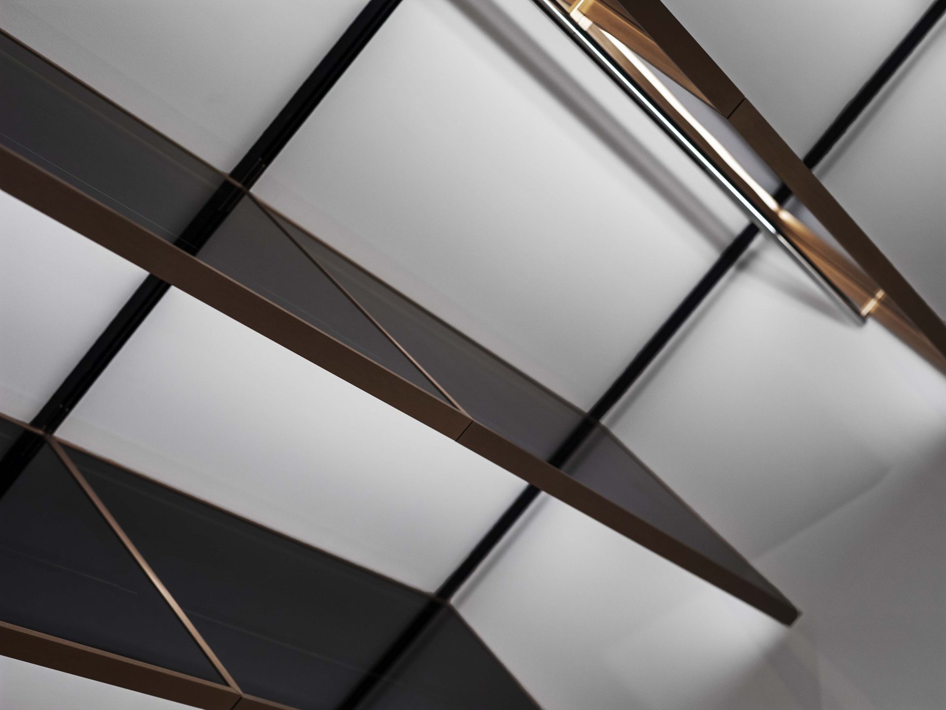 Appartement au Trocadéro — vue 28 — détail graphique du dessous d'une structure laiton et verre fumé, lignes obliques