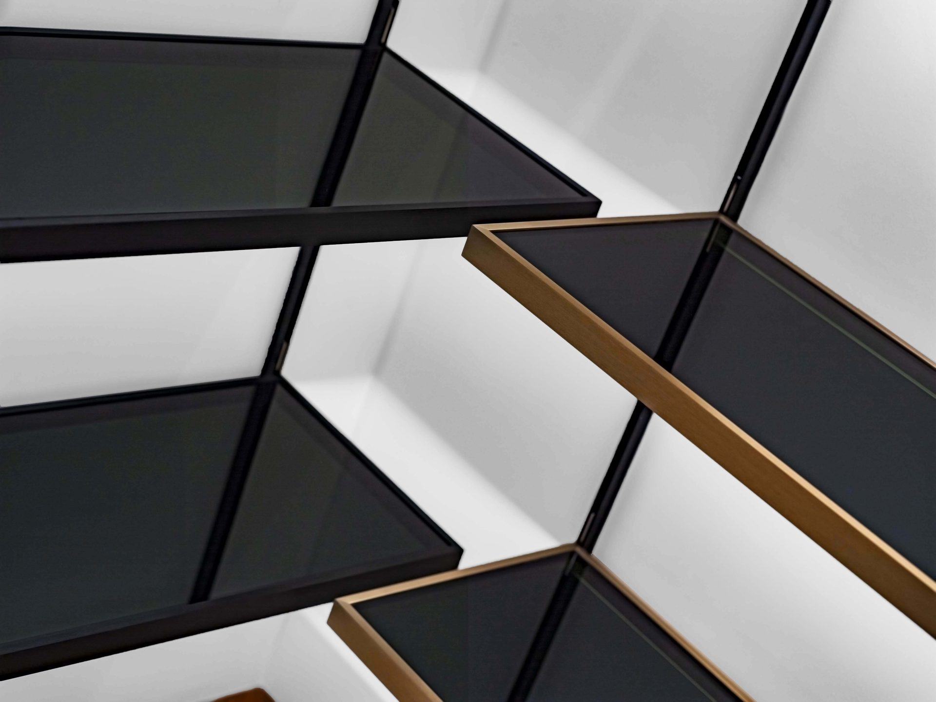 Appartement au Trocadéro — vue 35 — détail graphique de structure laiton et verre fumé, lignes obliques sur fond blanc
