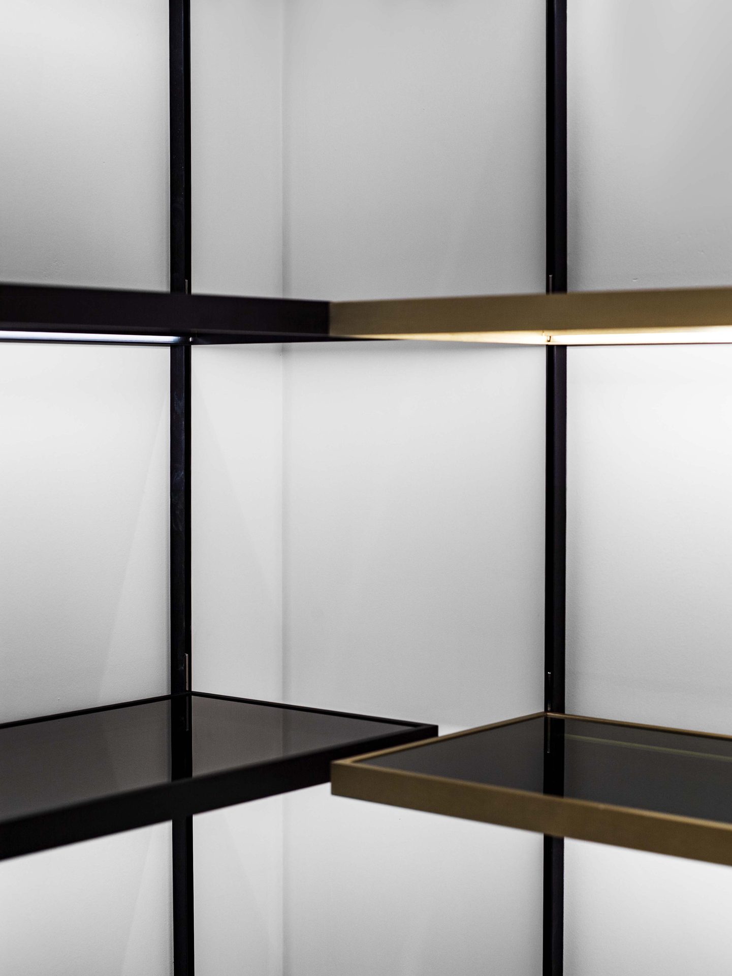 Appartement au Trocadéro — vue 36 — galerie de distribution, sol damier marbre, console laiton et miroir rond, enfilade vers la salle à manger