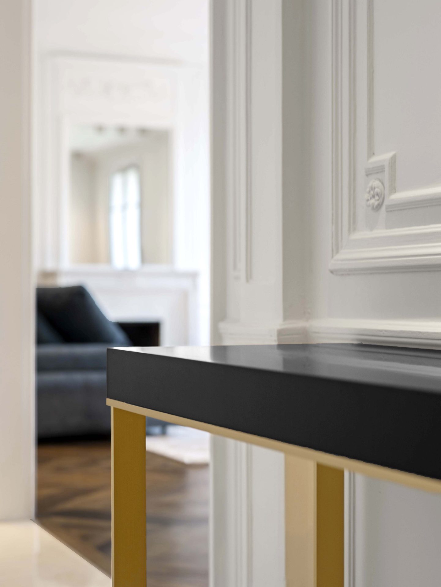 Appartement au Trocadéro — vue 38 — galerie en perspective, sol damier marbre noir et blanc, console laiton, salle à manger en enfilade