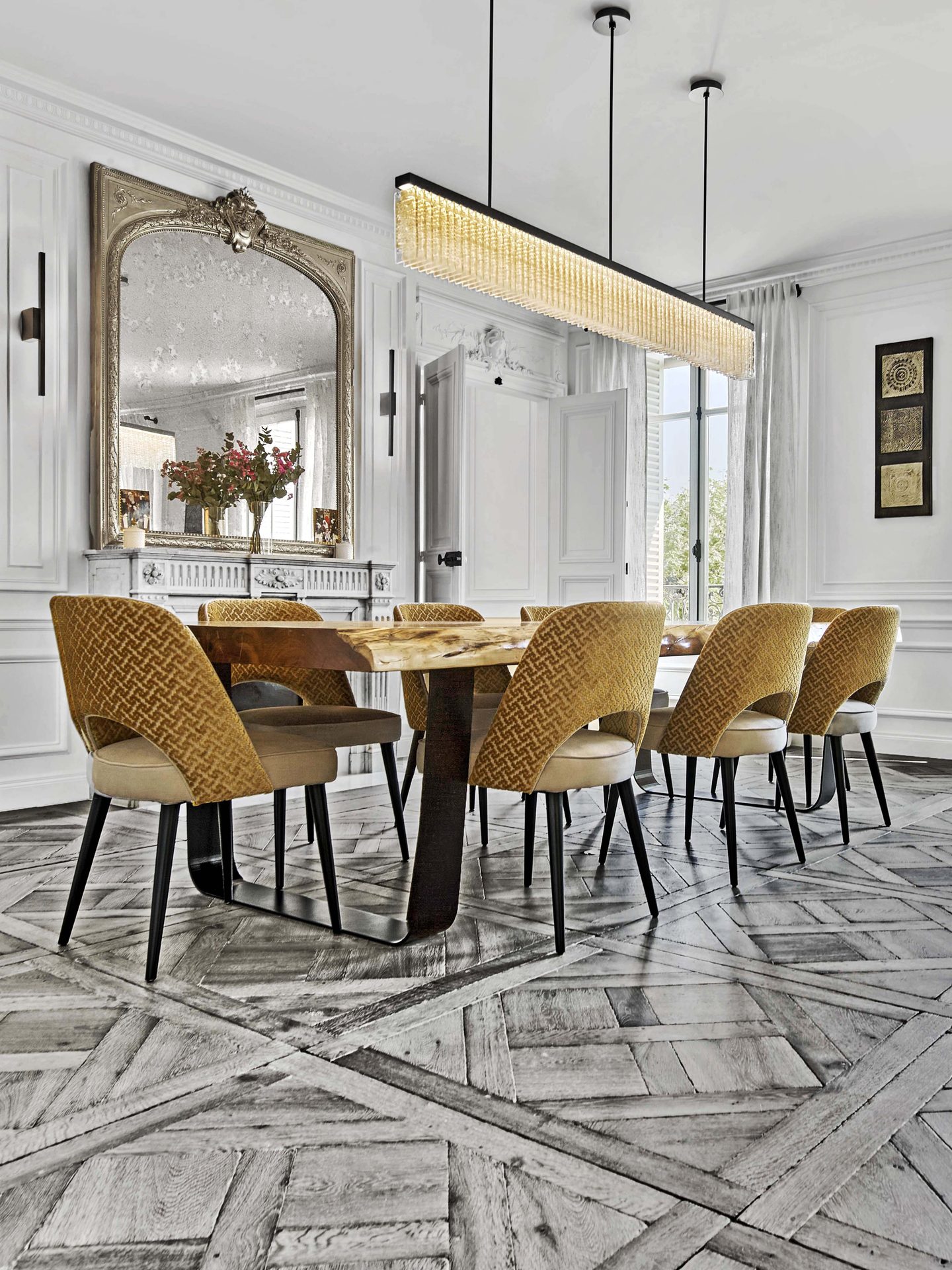 Pereire — vue 11 — salle à manger, table en bois brut à bord naturel, chaises velours moutarde, grand miroir doré ancien sur cheminée de marbre