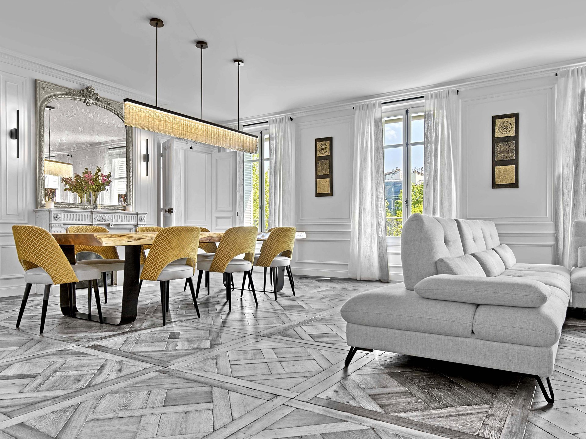 Pereire — appartement haussmannien parisien, salon-salle à manger, parquet point de Hongrie patiné, suspension dorée, voilages blancs