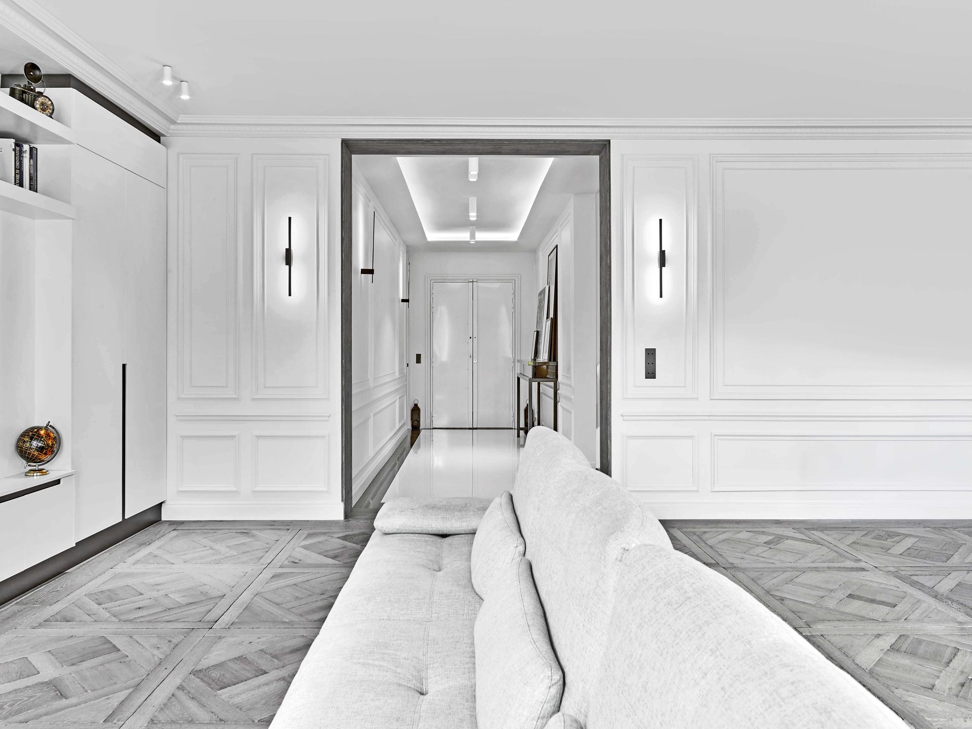 Pereire — vue 18 — enfilade couloir et entrée laquée blanche, appliques verticales noires, boiseries et parquet point de Hongrie