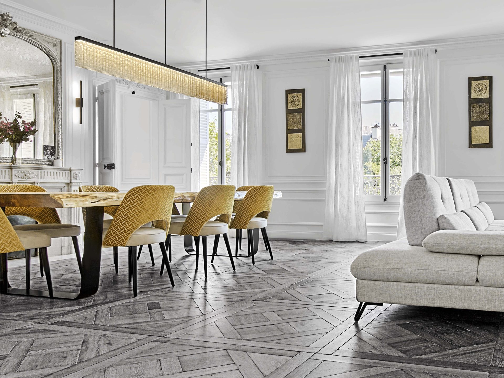 Pereire — vue 20 — salle à manger baignée de lumière, chaises moutarde, suspension dorée, fenêtres sur les arbres et balcon parisien