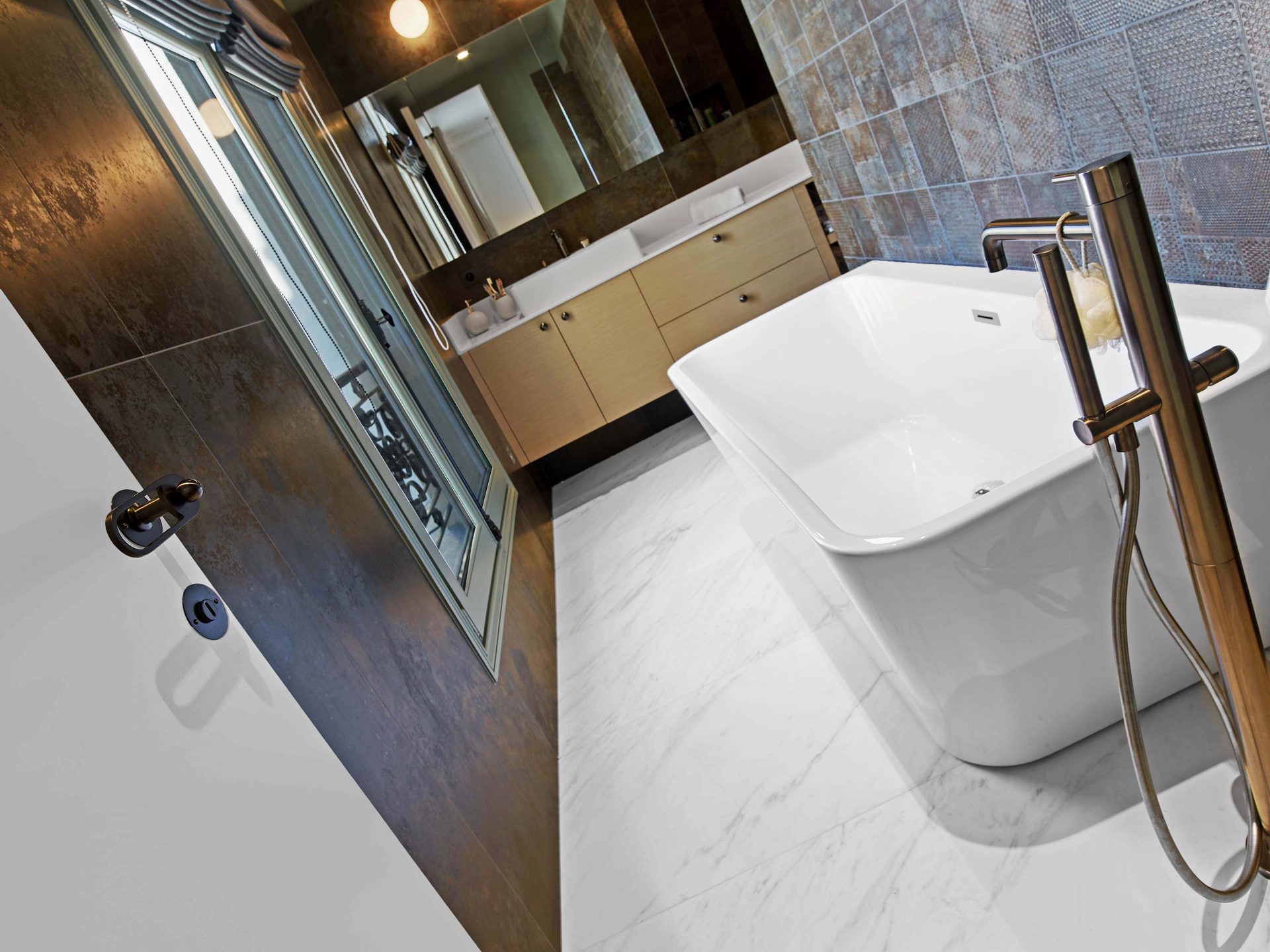 Pereire — vue 28 — salle de bains, baignoire îlot blanche, mitigeur sur pied, sol en marbre blanc, faïence métallisée bronze et meuble vasque en bois