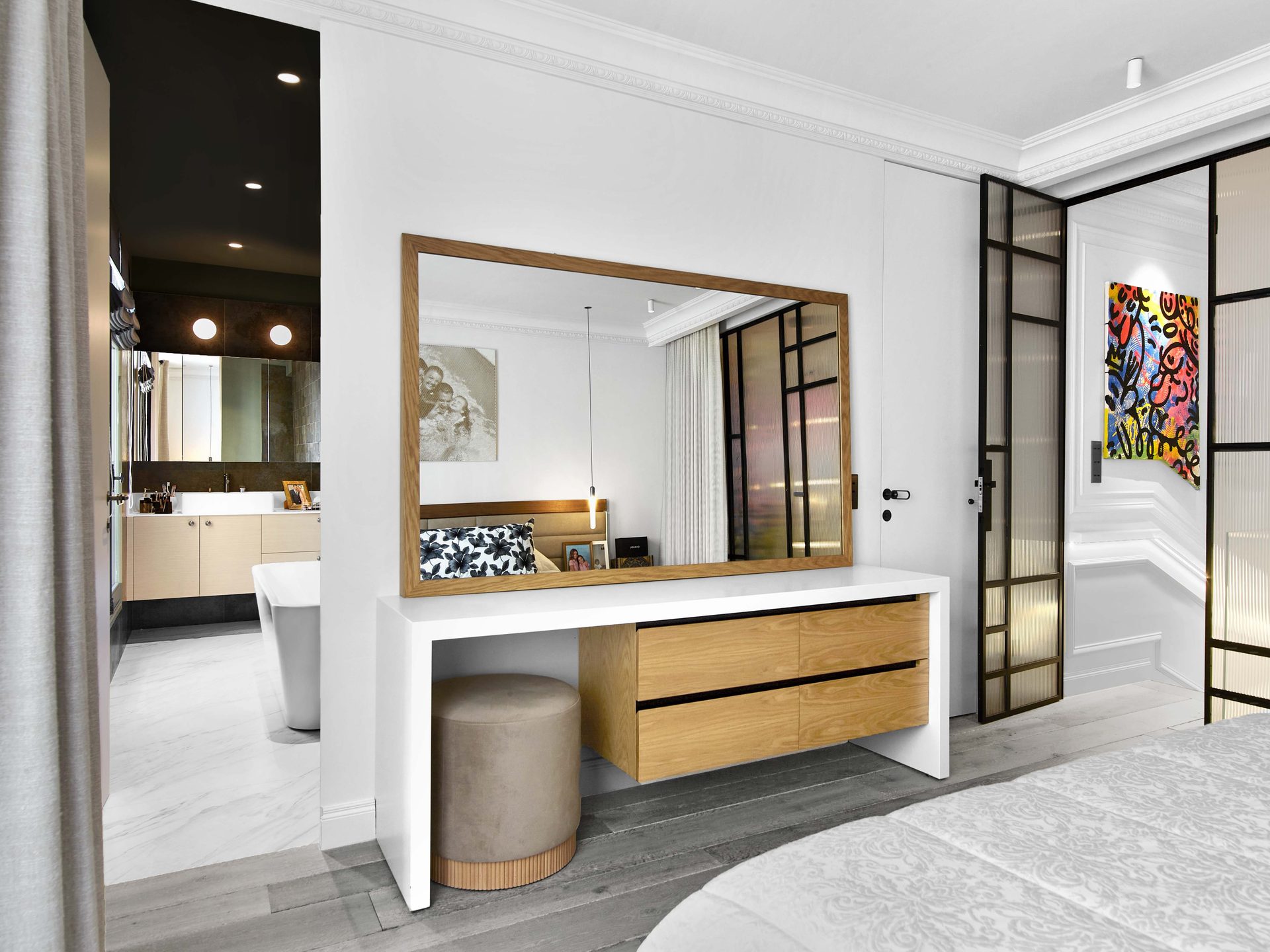 Pereire — vue 30 — chambre, coiffeuse laquée blanche et miroir chêne, ouverture sur la salle de bains et sa baignoire îlot, verrière d'atelier