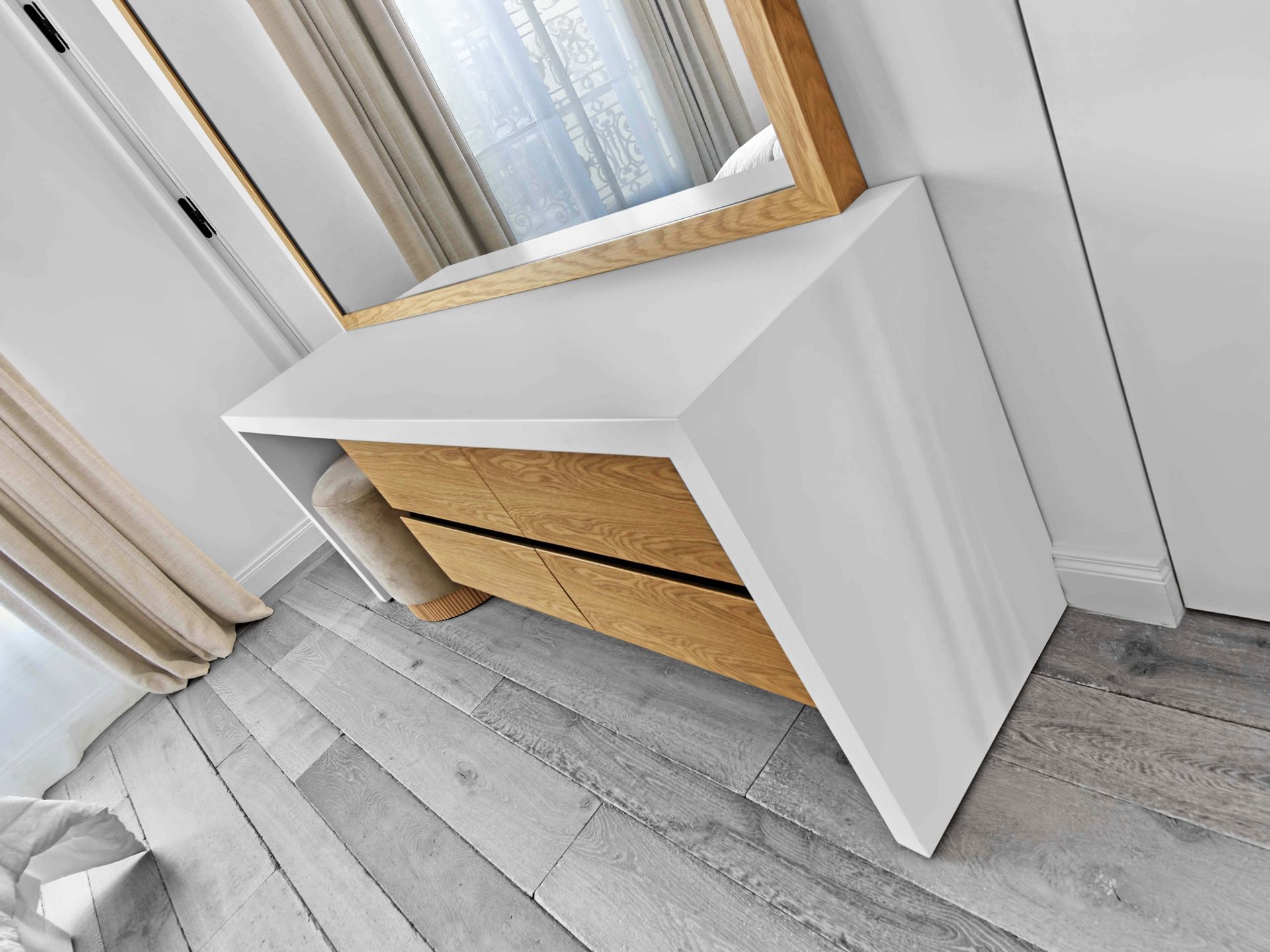 Pereire — vue 31 — coiffeuse laquée blanche à tiroirs chêne et son miroir, parquet gris, cadrage en perspective dynamique