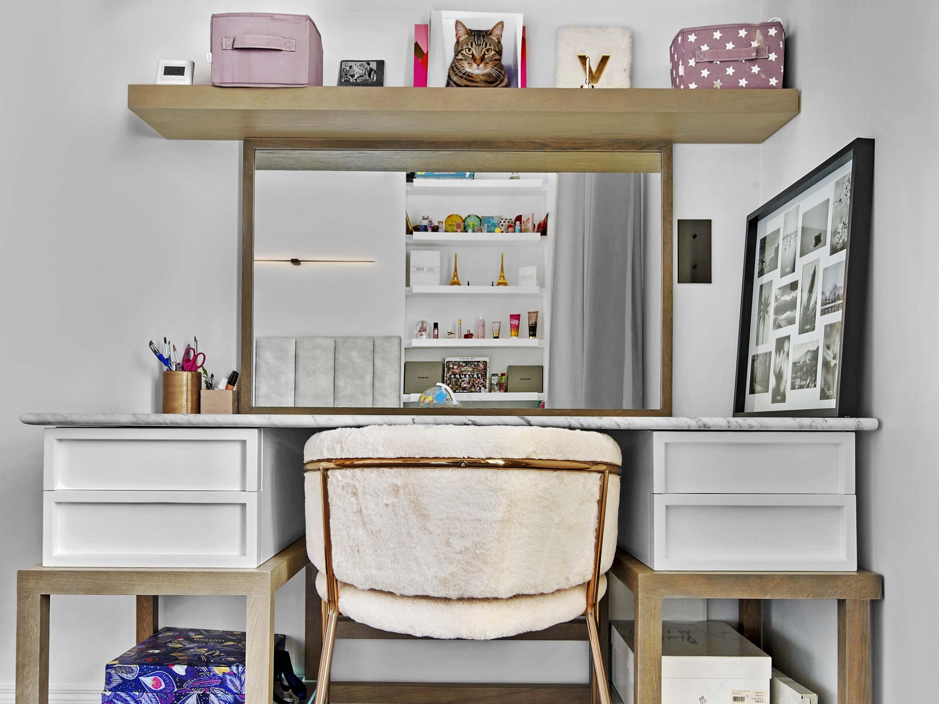 Pereire — vue 45 — bureau-coiffeuse de la chambre d'enfant vu de face, grand miroir à cadre chêne, fauteuil crème, étagère de chêne et cadre photo noir et blanc