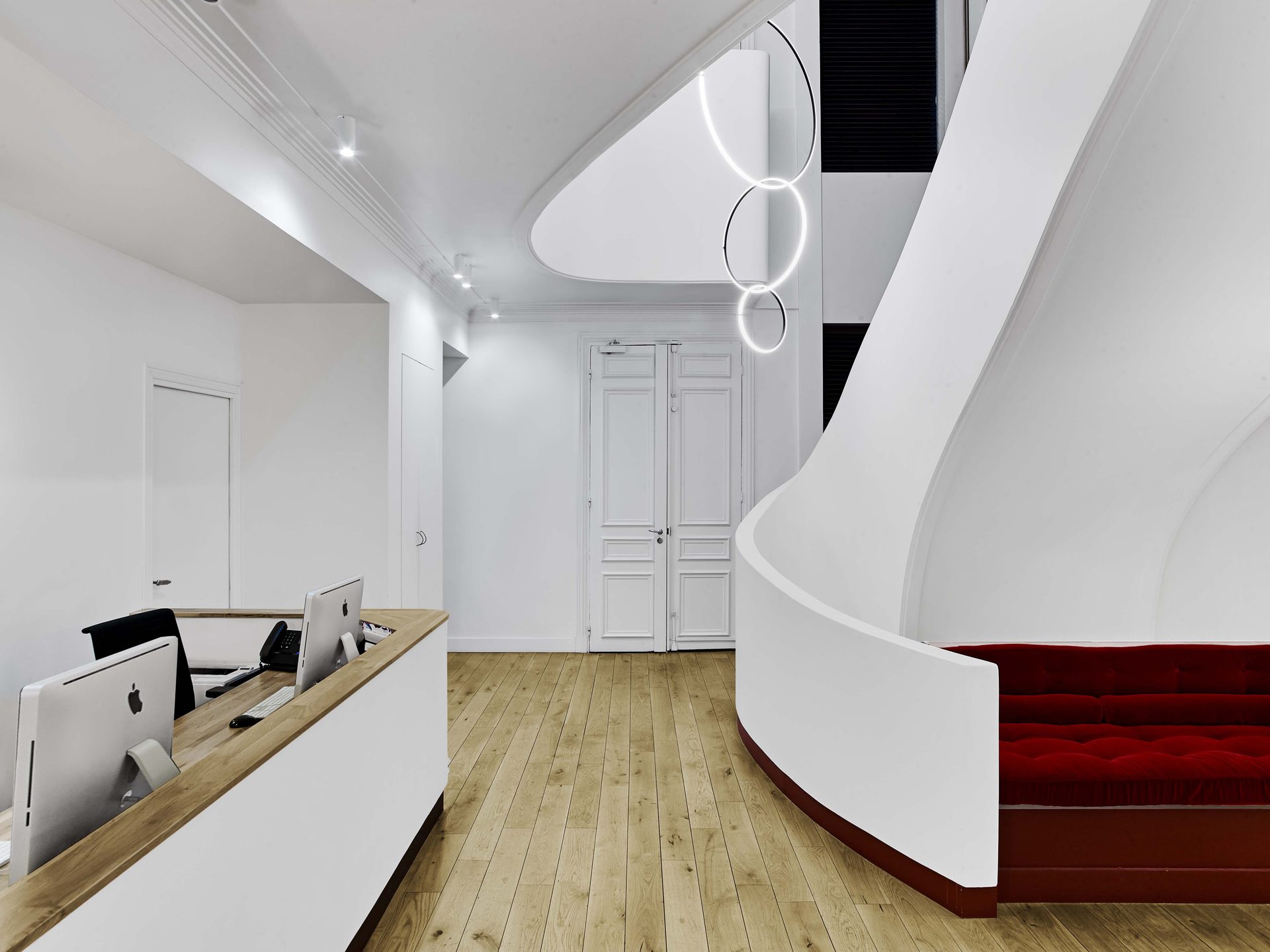 Beaux Arts — vue 07 — contre-plongée sur l'escalier blanc sculptural et les portes haussmanniennes