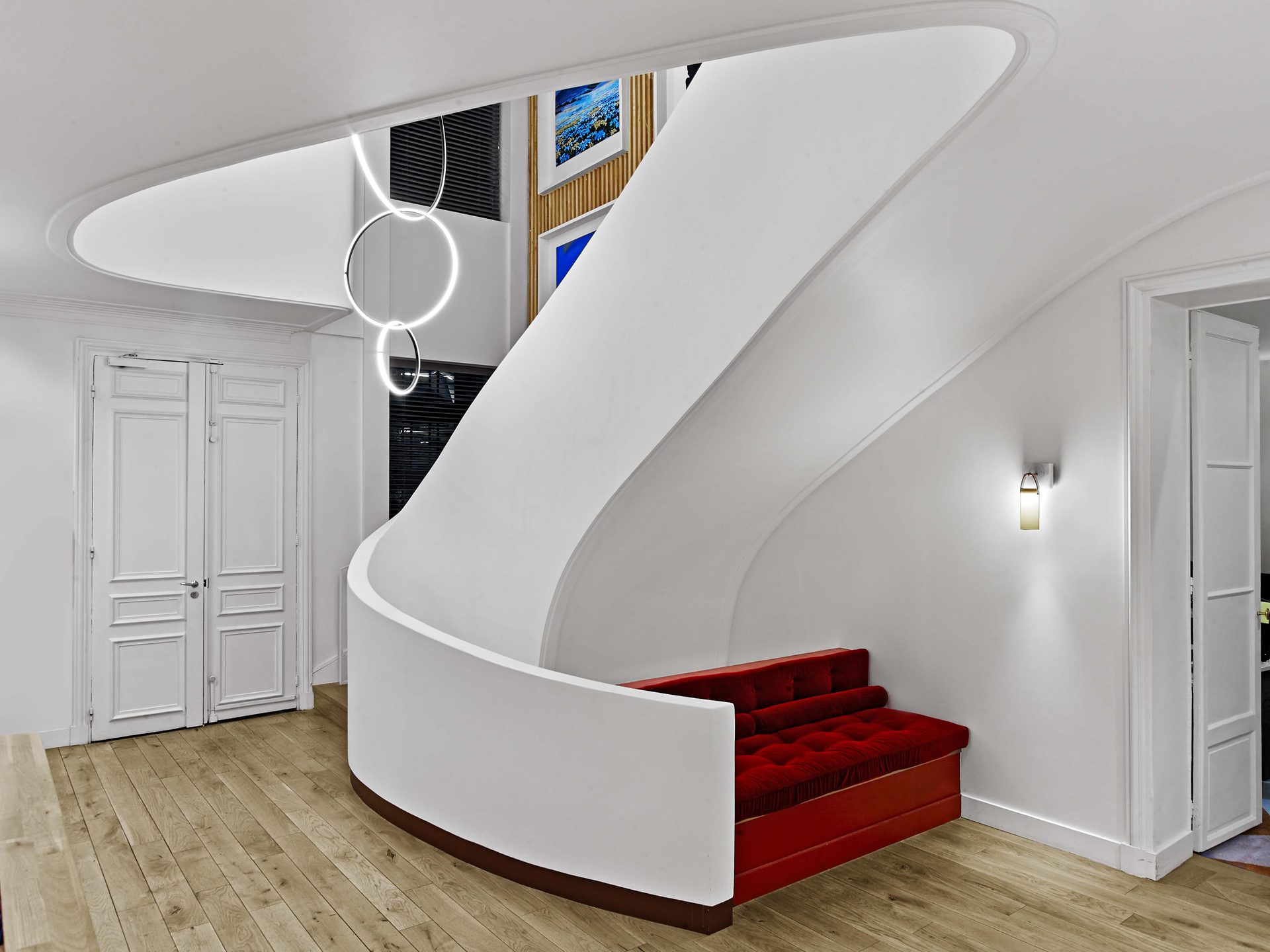 Beaux Arts — vue 09 — escalier blanc sculptural en spirale, assise rouge et tasseaux de chêne