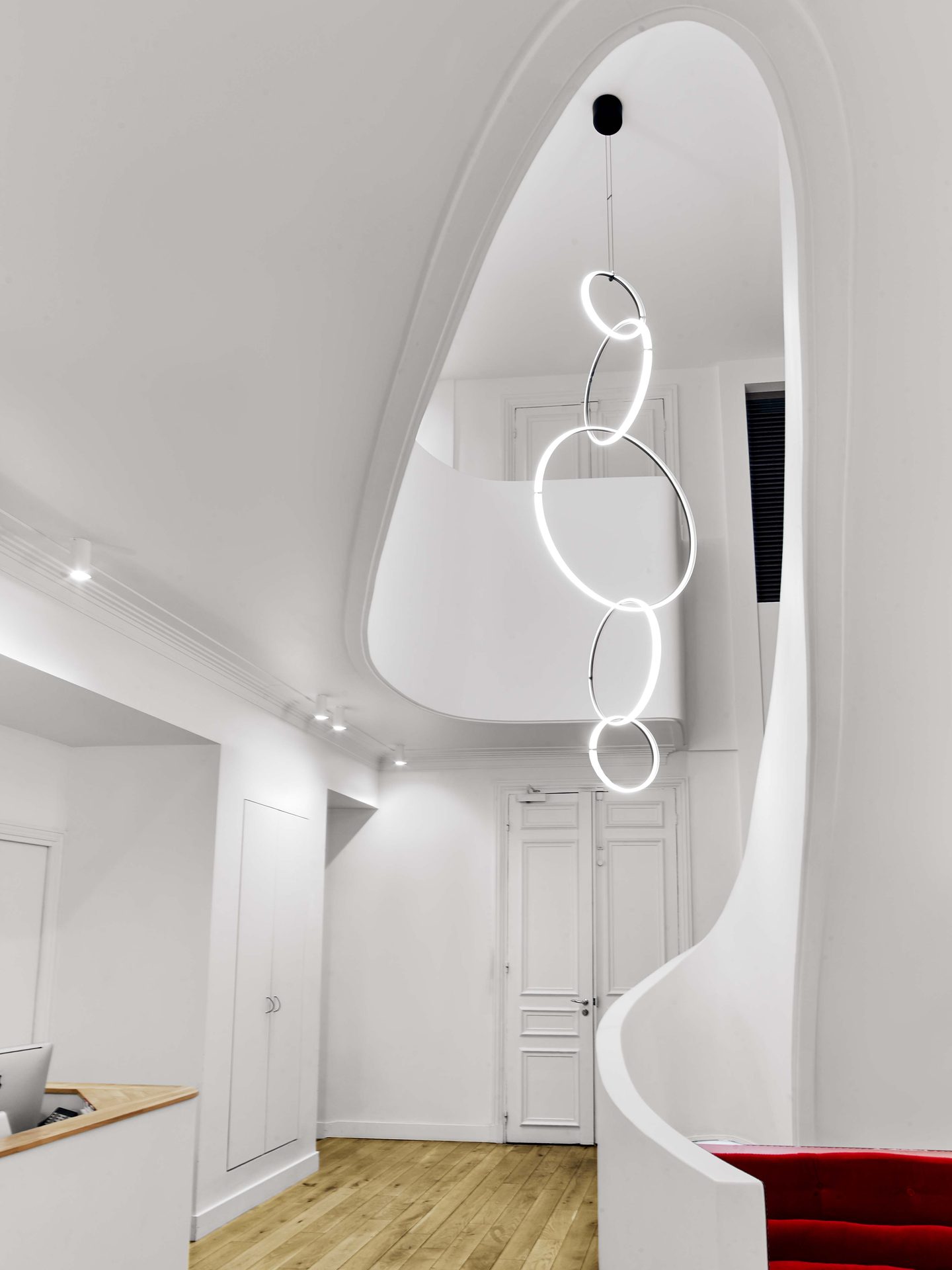 Beaux Arts — vue 10 — détail de l'escalier blanc sculptural et de sa rampe enroulée