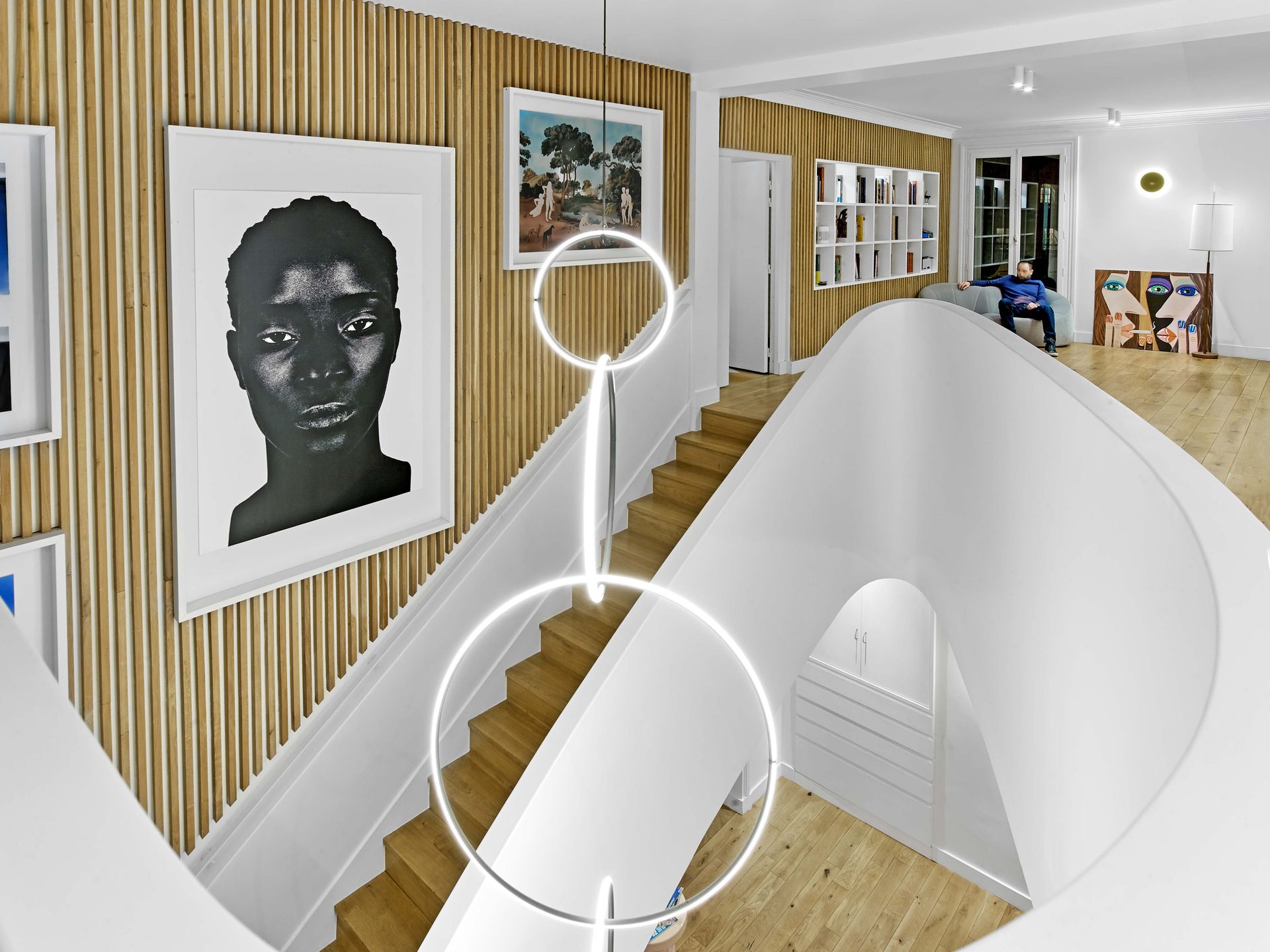 Beaux Arts — vue 20 — vaste espace de travail, tasseaux de chêne et bibliothèque, silhouette dans la pièce
