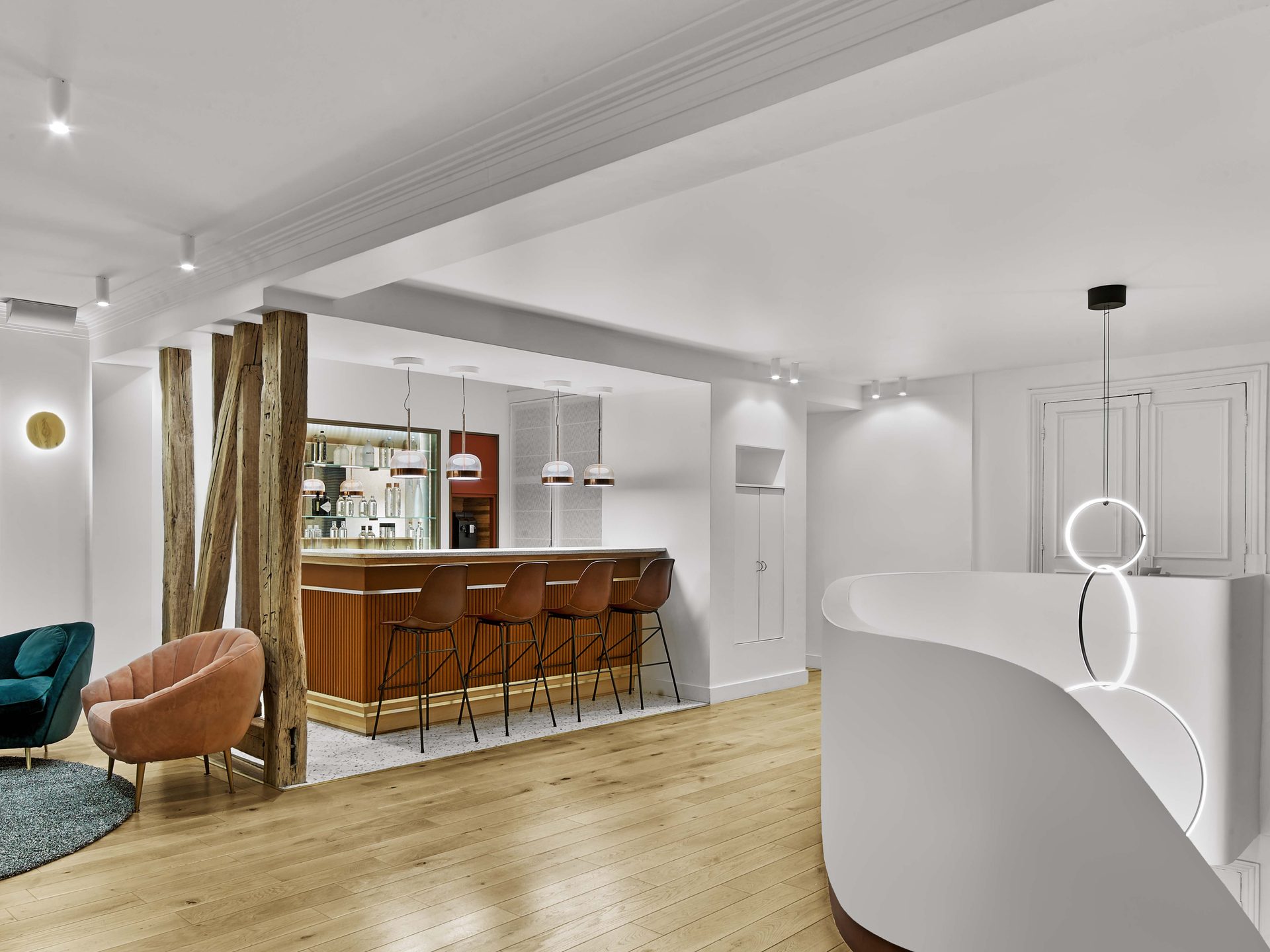 Beaux Arts — vue 23 — bar en laiton et bois monté sur poteaux de bois brut
